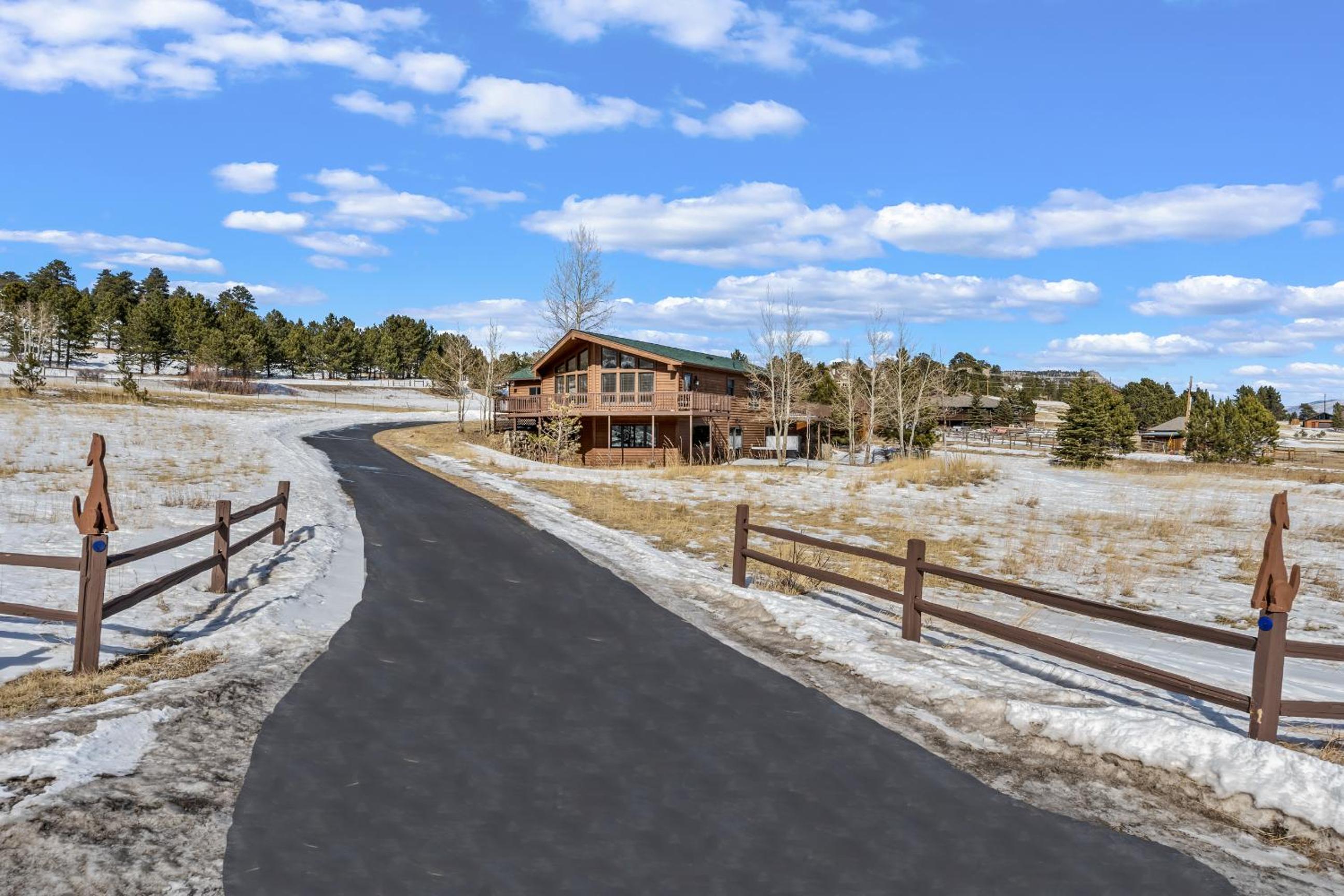 Lily Mountain Lodge - Amazing Mountains Views, Private Hot Tub, Great Location in Estes Park, US