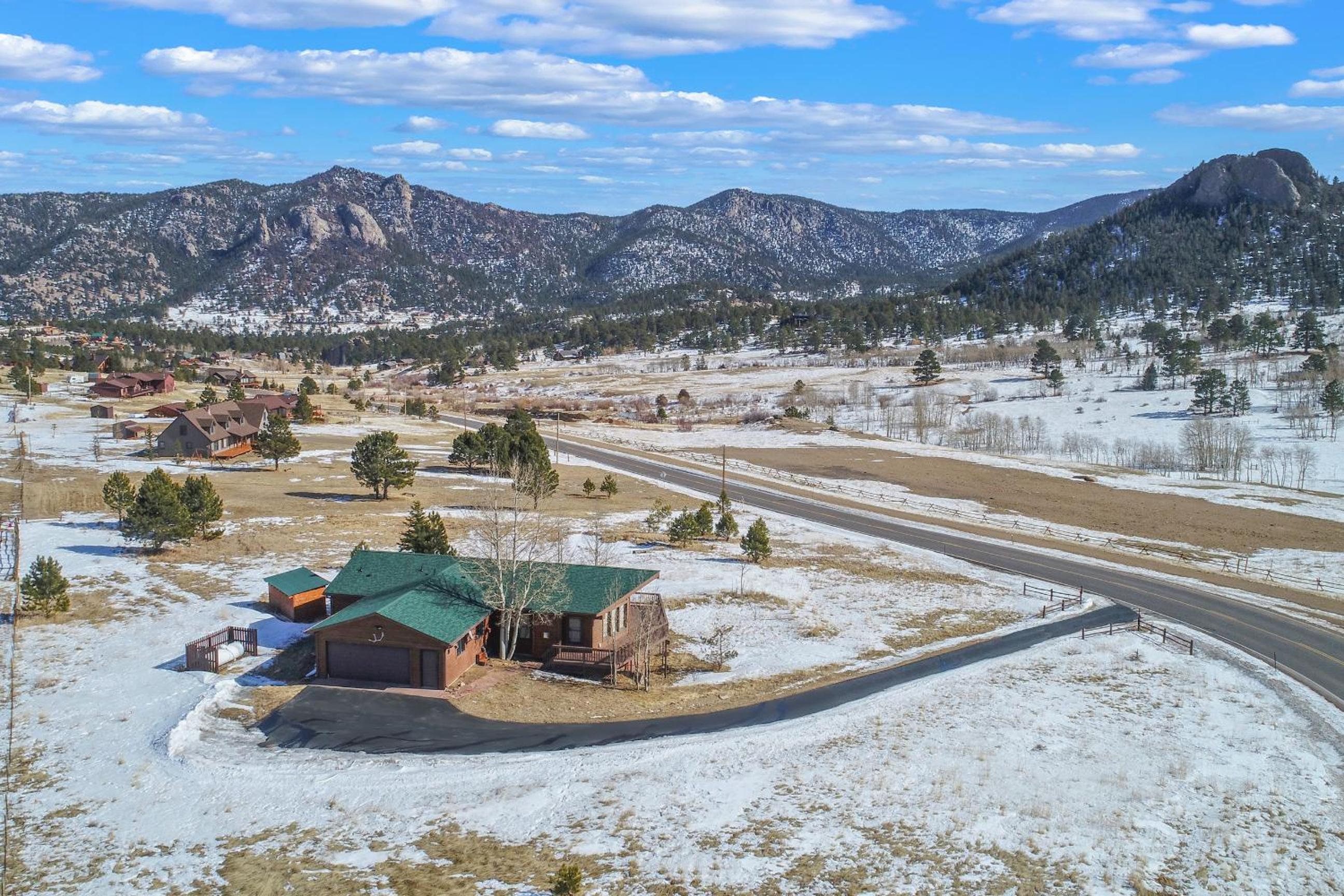 Lily Mountain Lodge - Amazing Mountains Views, Private Hot Tub, Great Location view 3