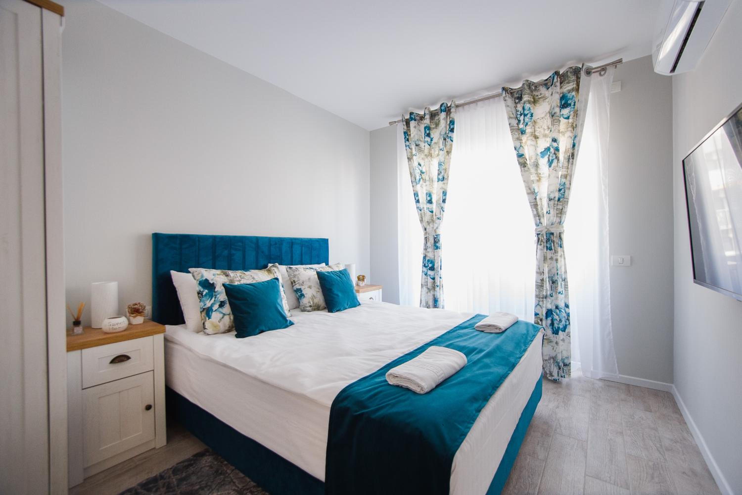 Retreat to a Stylish Home at West Residence view 3