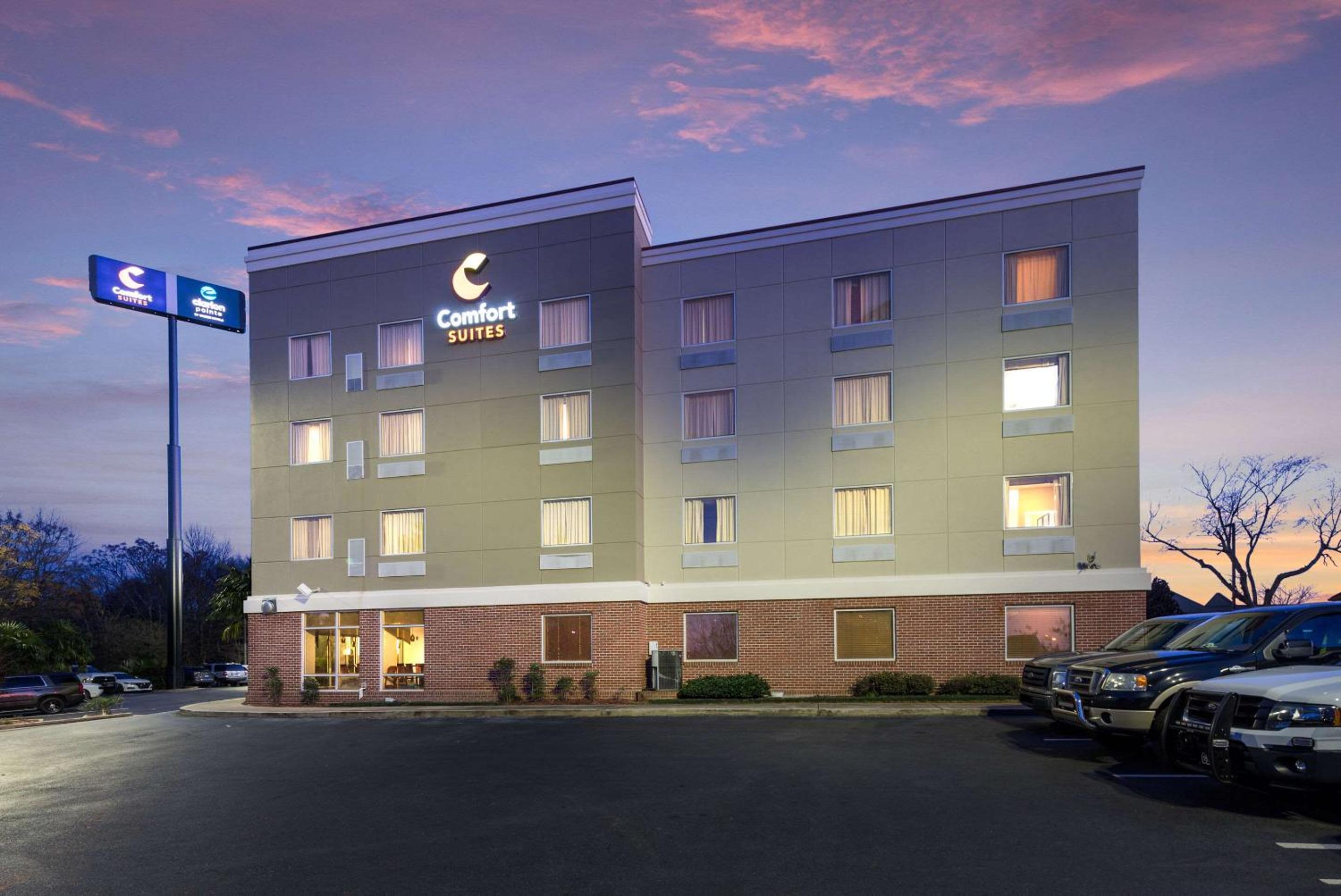 Hotel Comfort Suites Forsyth near I-75