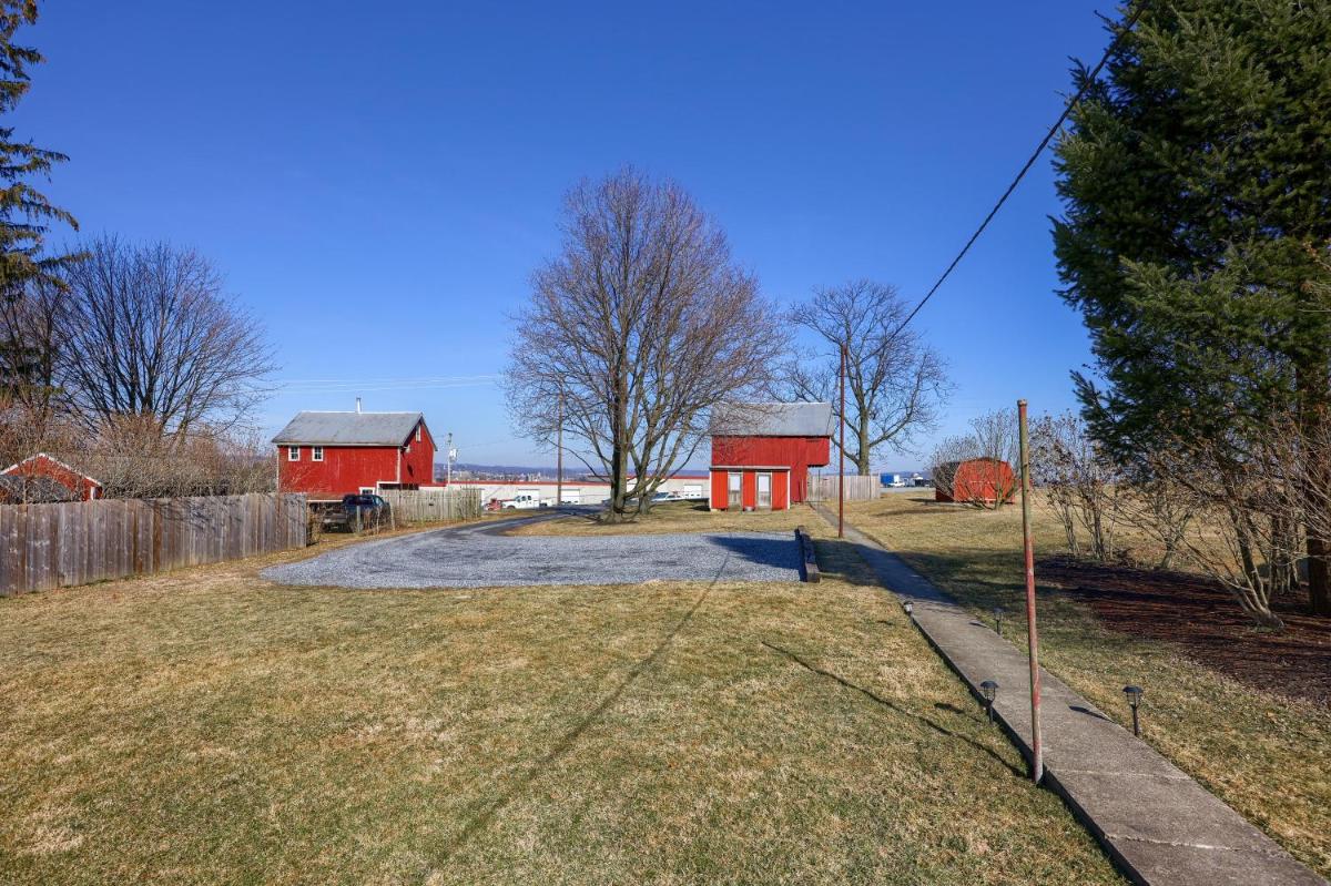 2-Bedroom House w/ Large Outdoor and Firepit! view 3