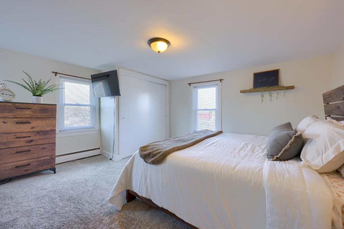 2-Bedroom House w/ Large Outdoor and Firepit! view 4