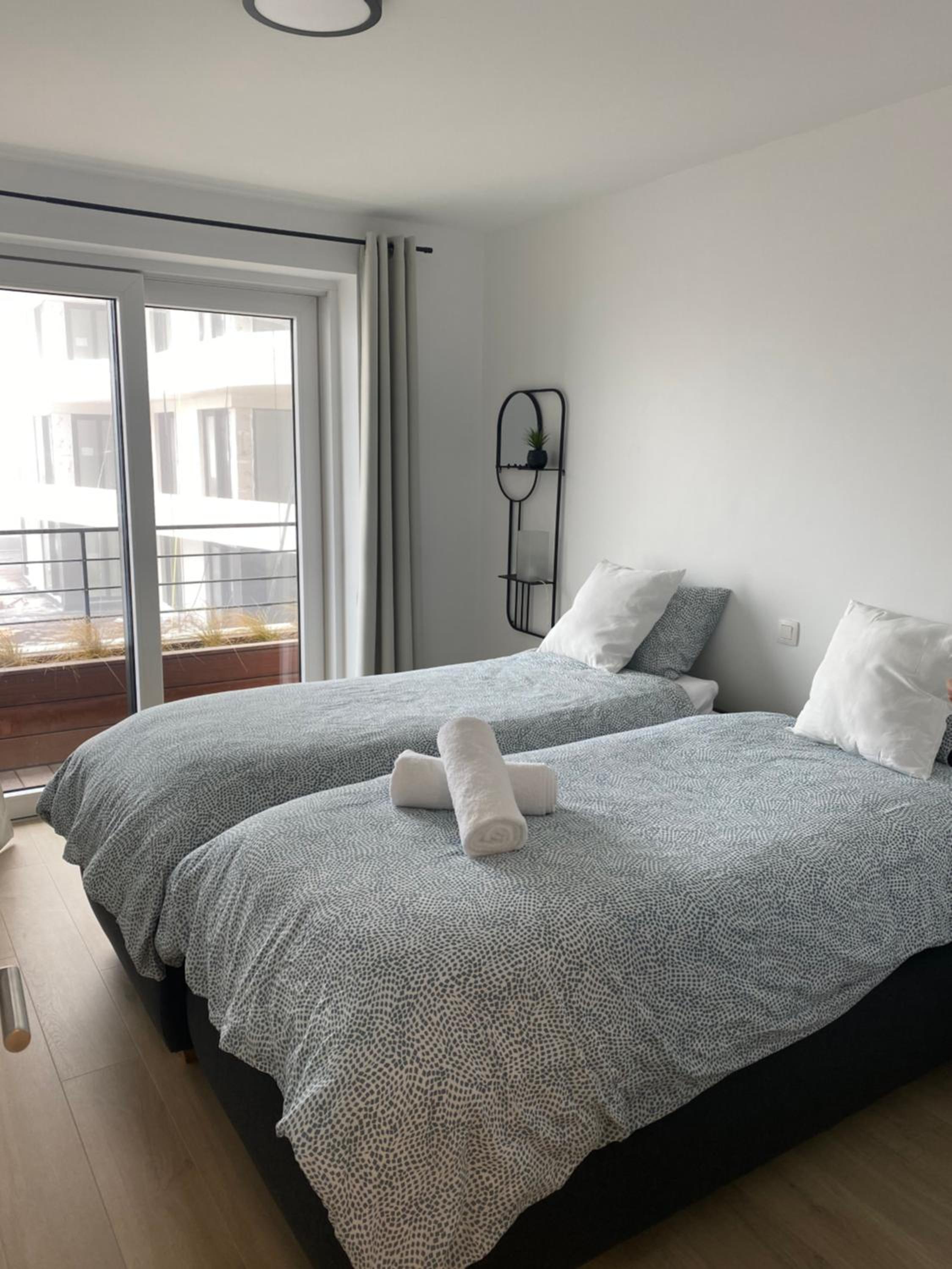 Lichtrijk 2-slaapkamerappartement met zeezicht en gratis parking view 5