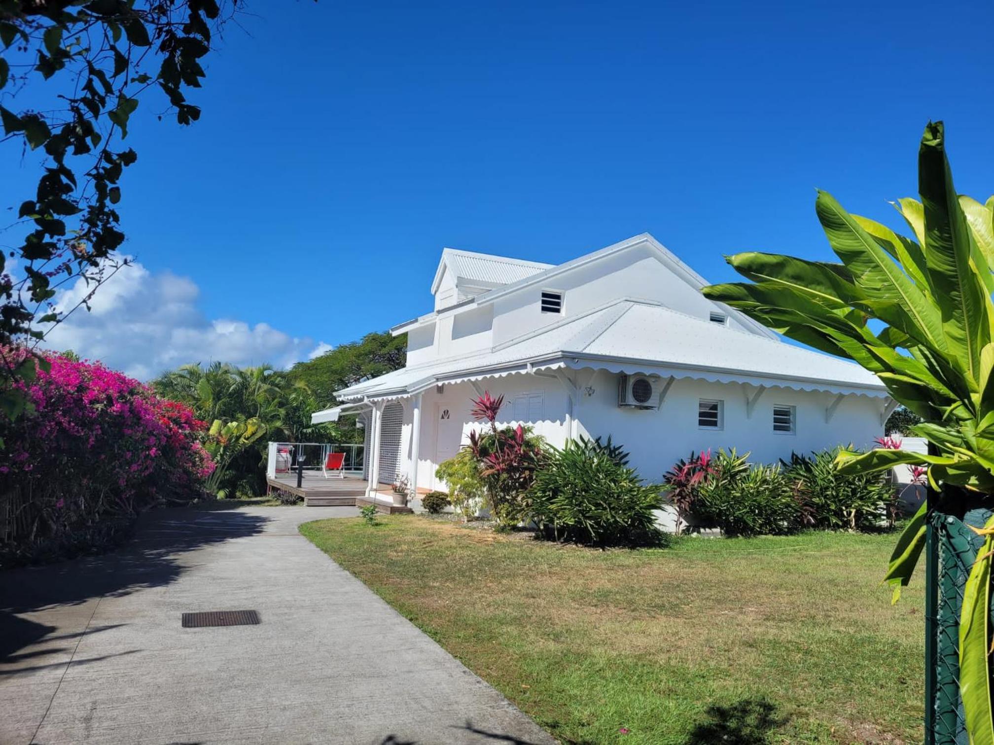 VILLA STE MARTHE avec piscine, grande terrasse, jardin intime et citerne d'eau