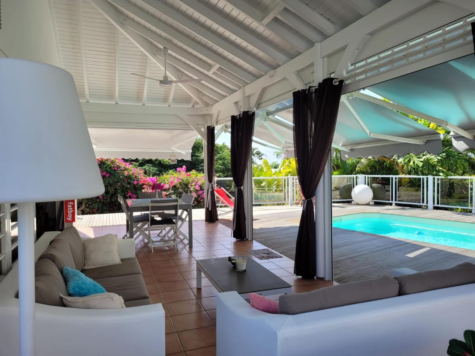 VILLA STE MARTHE avec piscine, grande terrasse, jardin intime et citerne d'eau