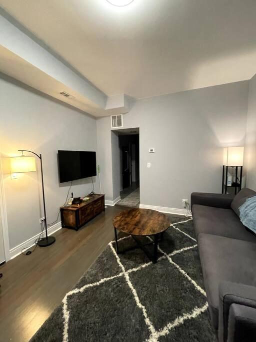 Lovely Logan Square 2-Bedroom in Chicago view 5