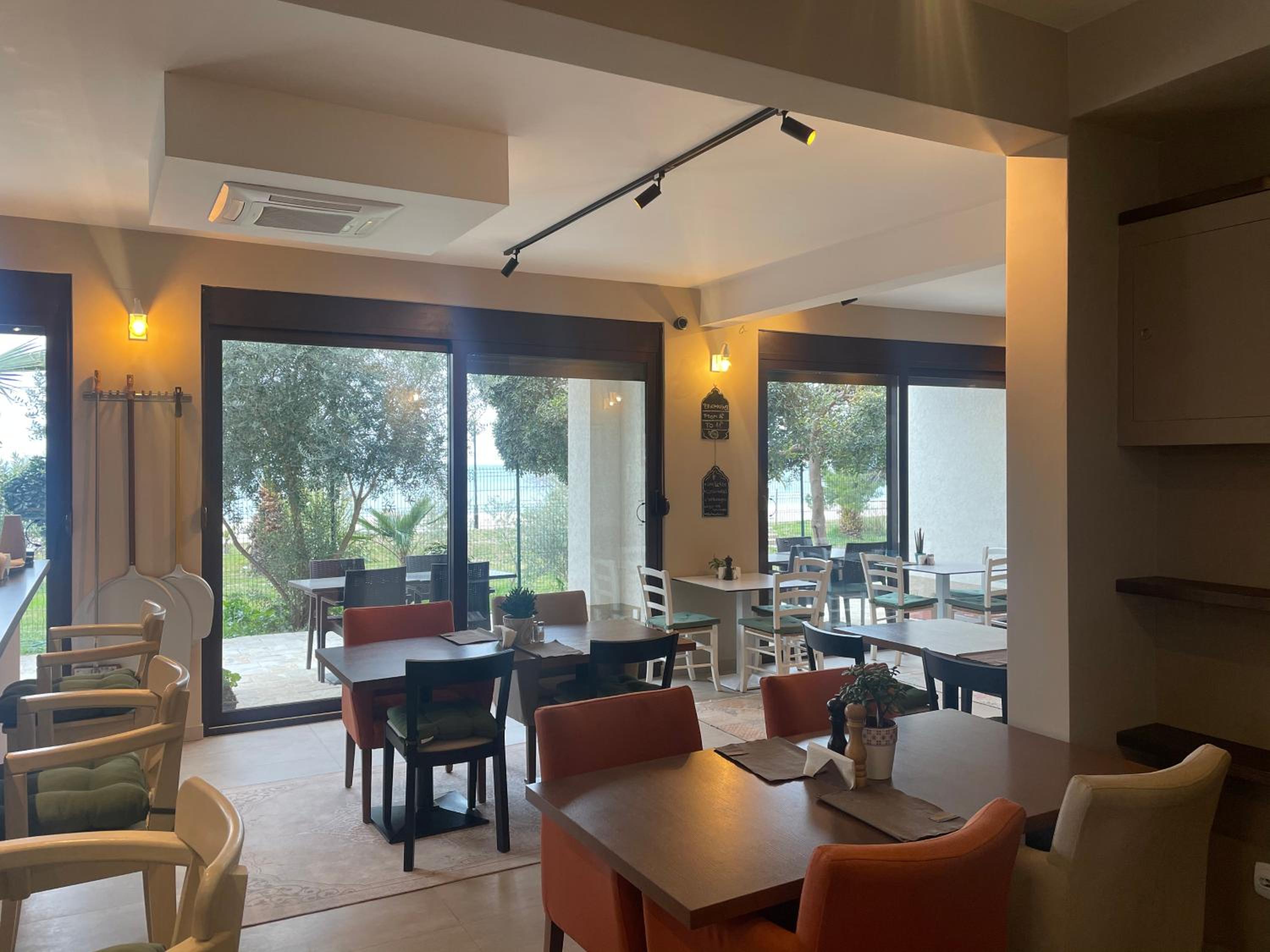 Apartments Kuce Lekovica Beach & snack bar- Bistro