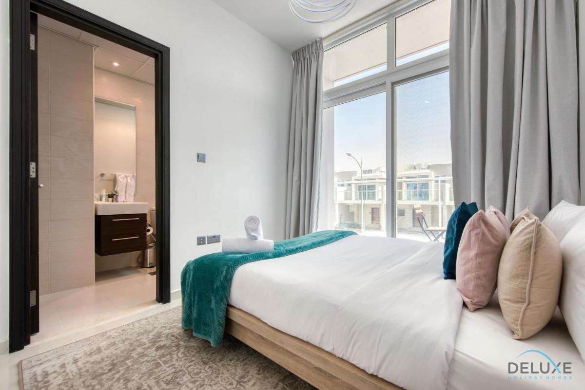 Affluent 3BR Townhouse at DAMAC Hills 2, Dubailand by Deluxe Holiday Homes