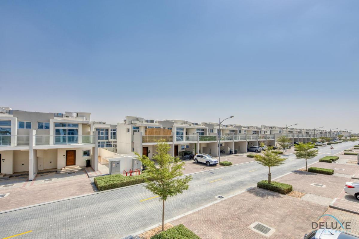 Affluent 3BR Townhouse at DAMAC Hills 2, Dubailand by Deluxe Holiday Homes