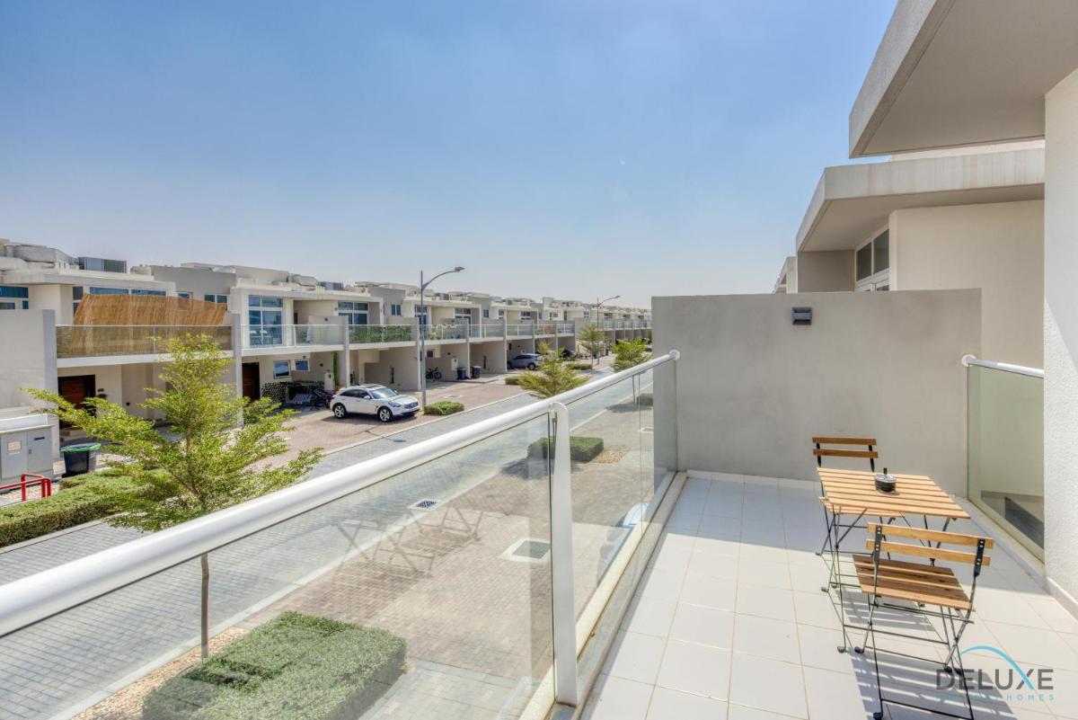 Affluent 3BR Townhouse at DAMAC Hills 2, Dubailand by Deluxe Holiday Homes