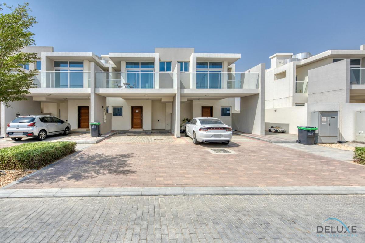 Affluent 3BR Townhouse at DAMAC Hills 2, Dubailand by Deluxe Holiday Homes