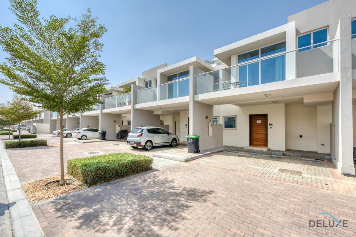 Affluent 3BR Townhouse at DAMAC Hills 2, Dubailand by Deluxe Holiday Homes