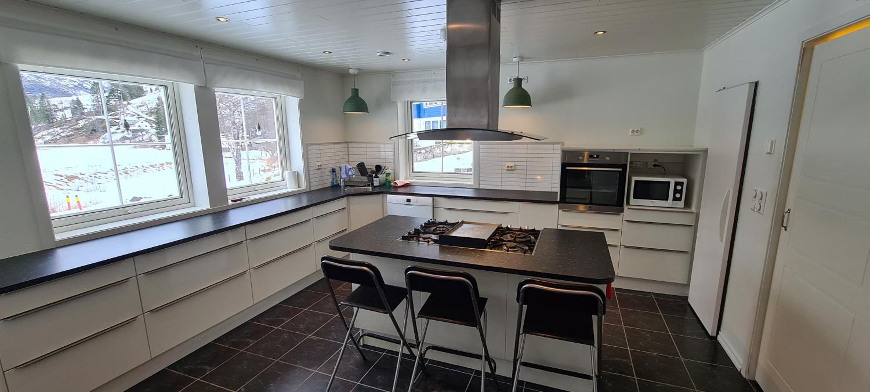 Cheerful 4-bedroom home with fireplace, 1,5km from Flåm center view 2