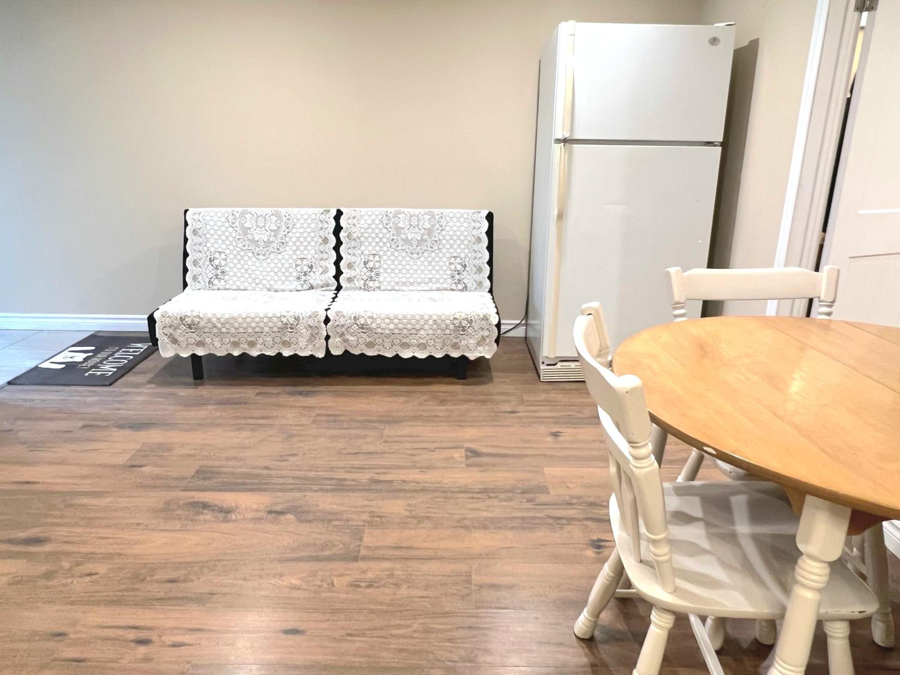 Cozy spacious Apt In Laval, Greater Montreal view 5