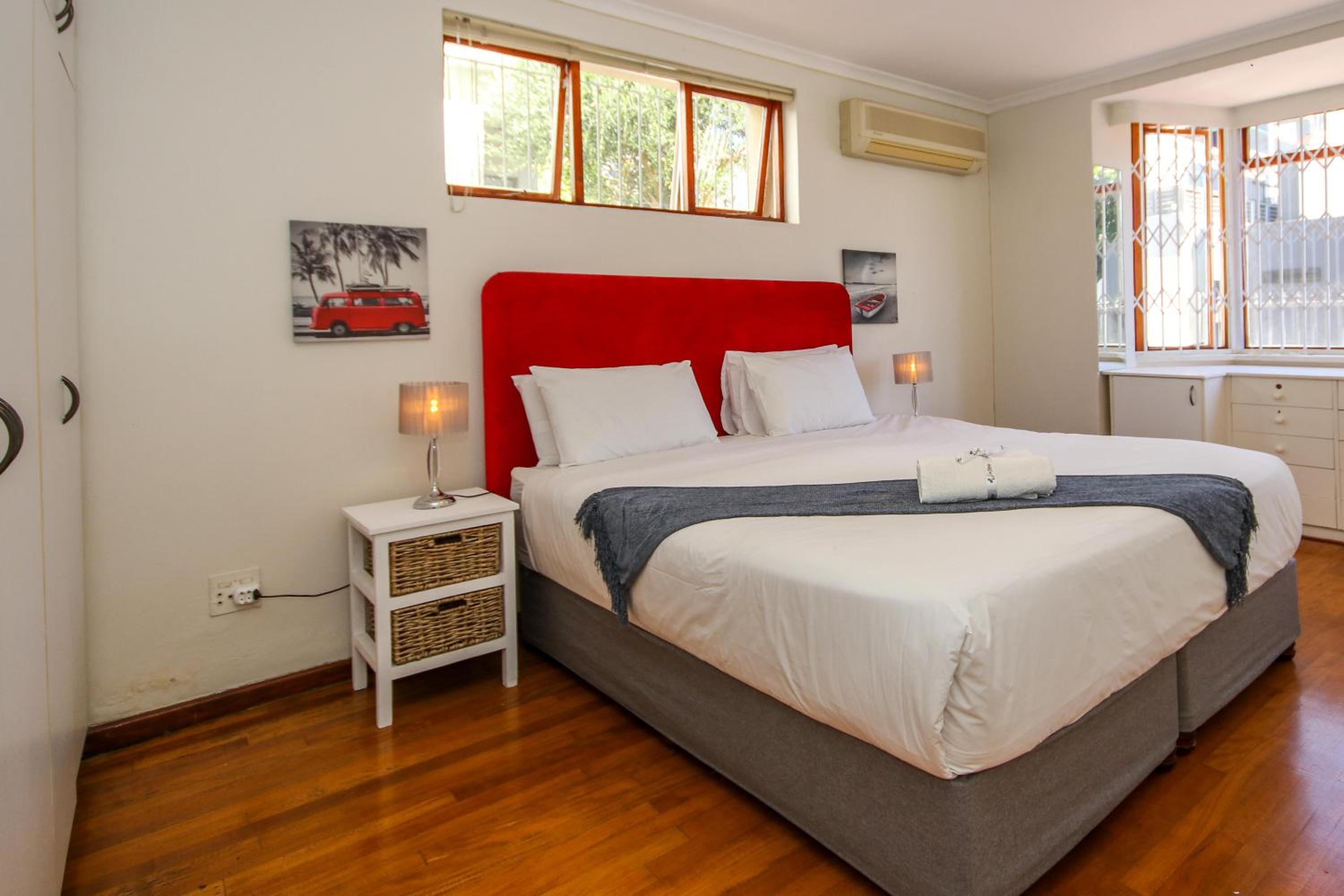 Holiday Home in Sea Point, Fresnaye view 2