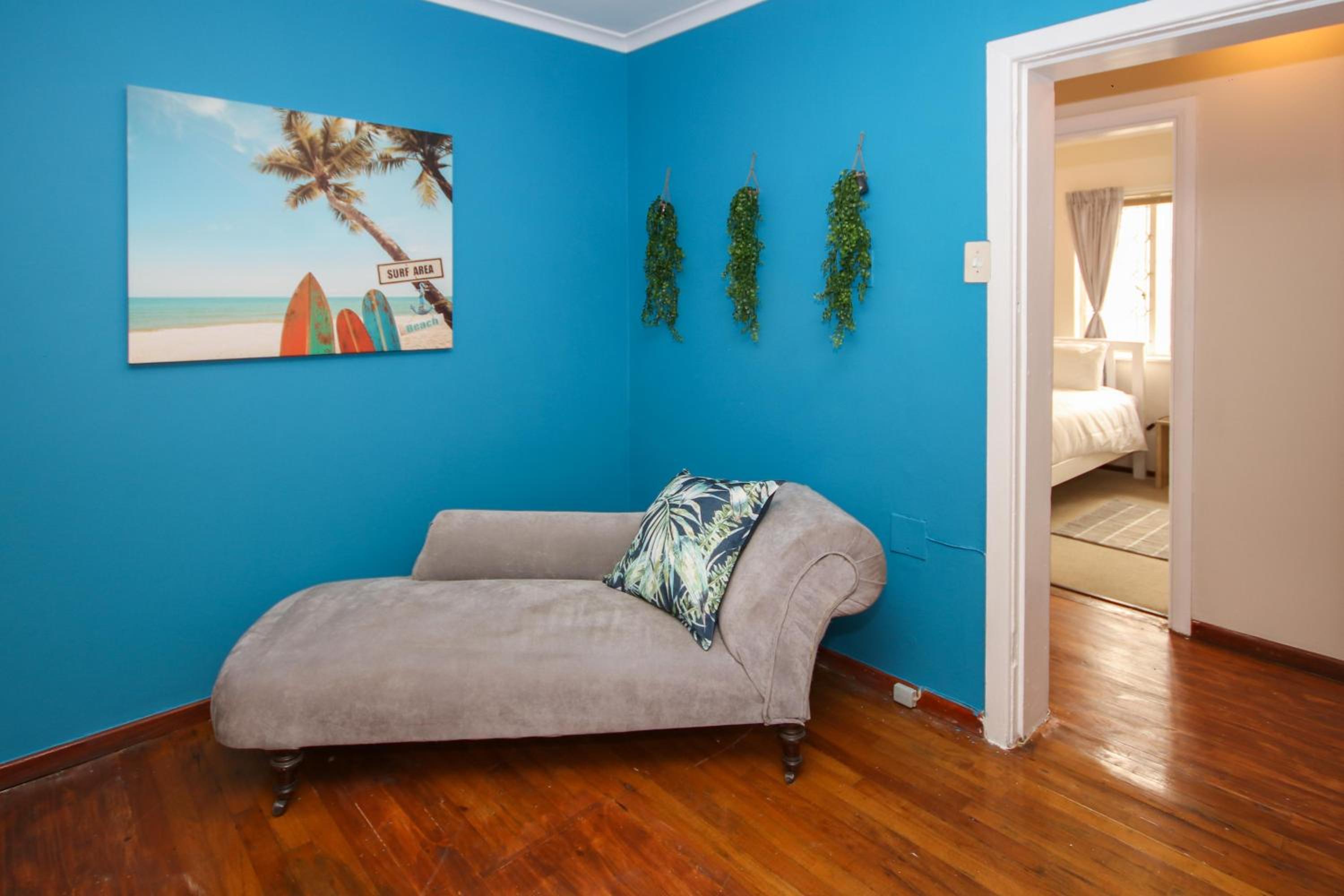 Holiday Home in Sea Point, Fresnaye view 3
