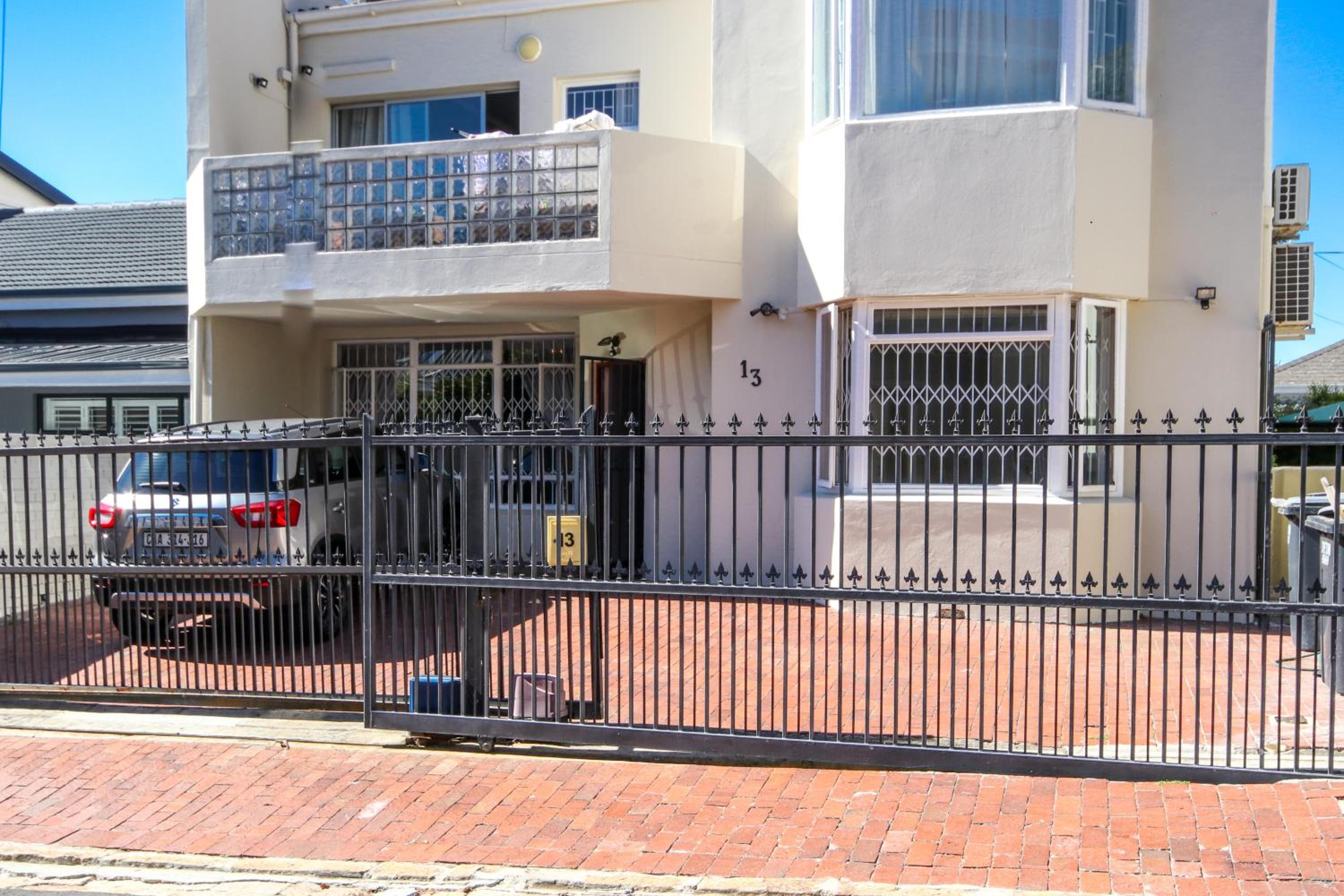 Holiday Home in Sea Point, Fresnaye view 5