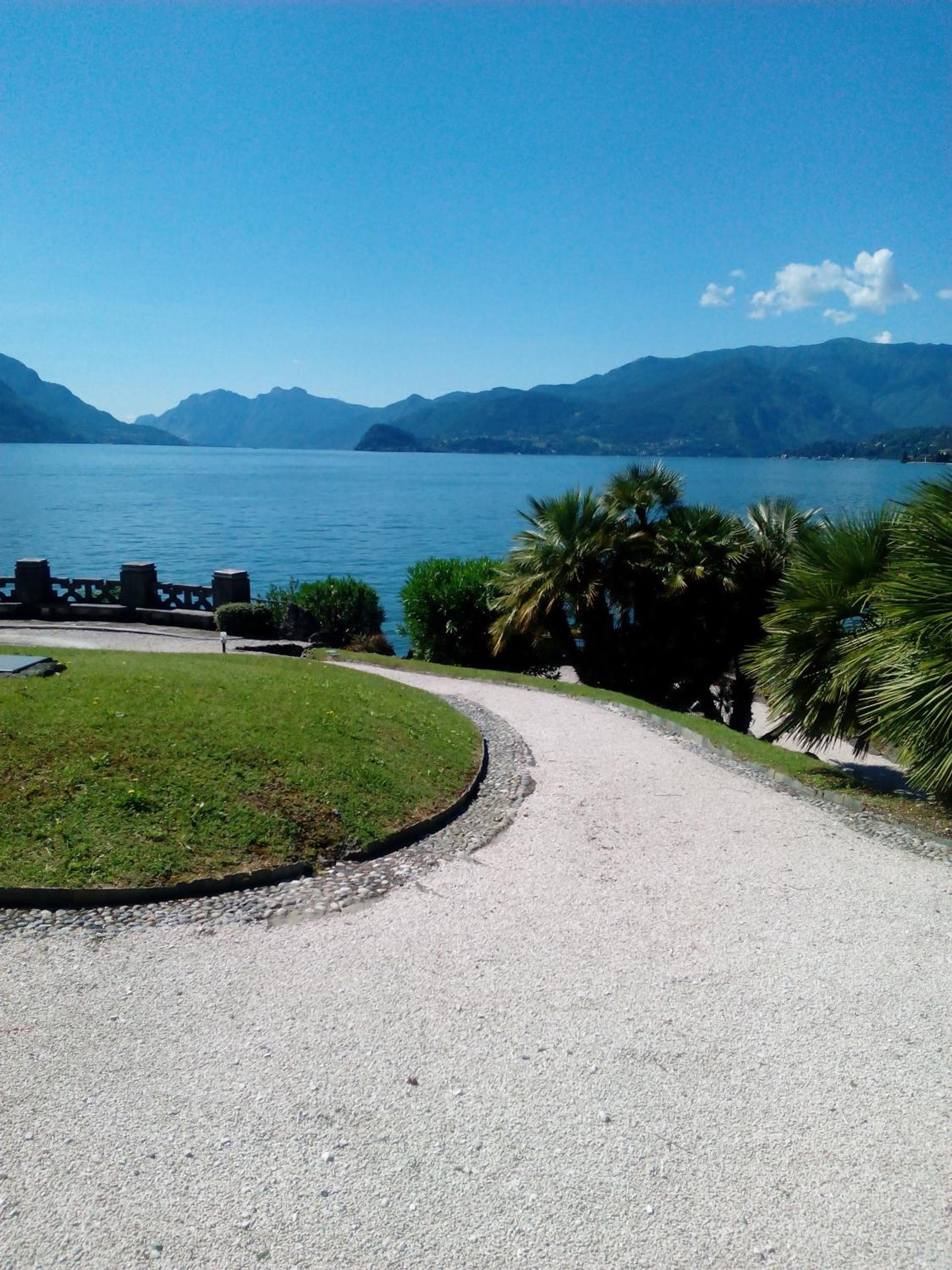 CHARMING APARTMENT LAKE FRONT photo 5