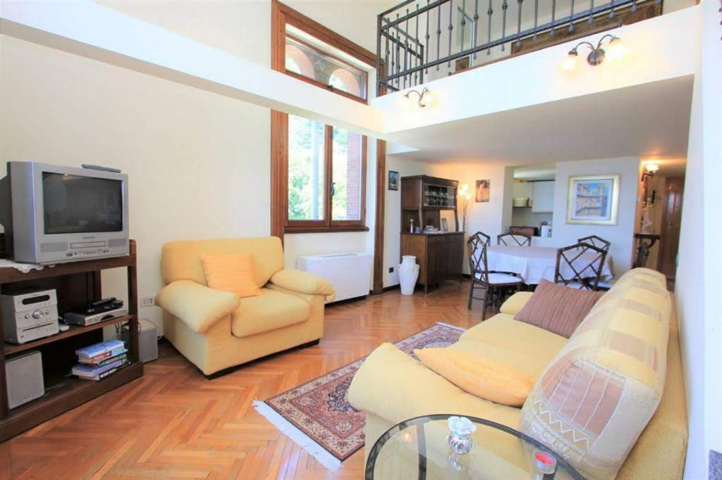 CHARMING APARTMENT LAKE FRONT