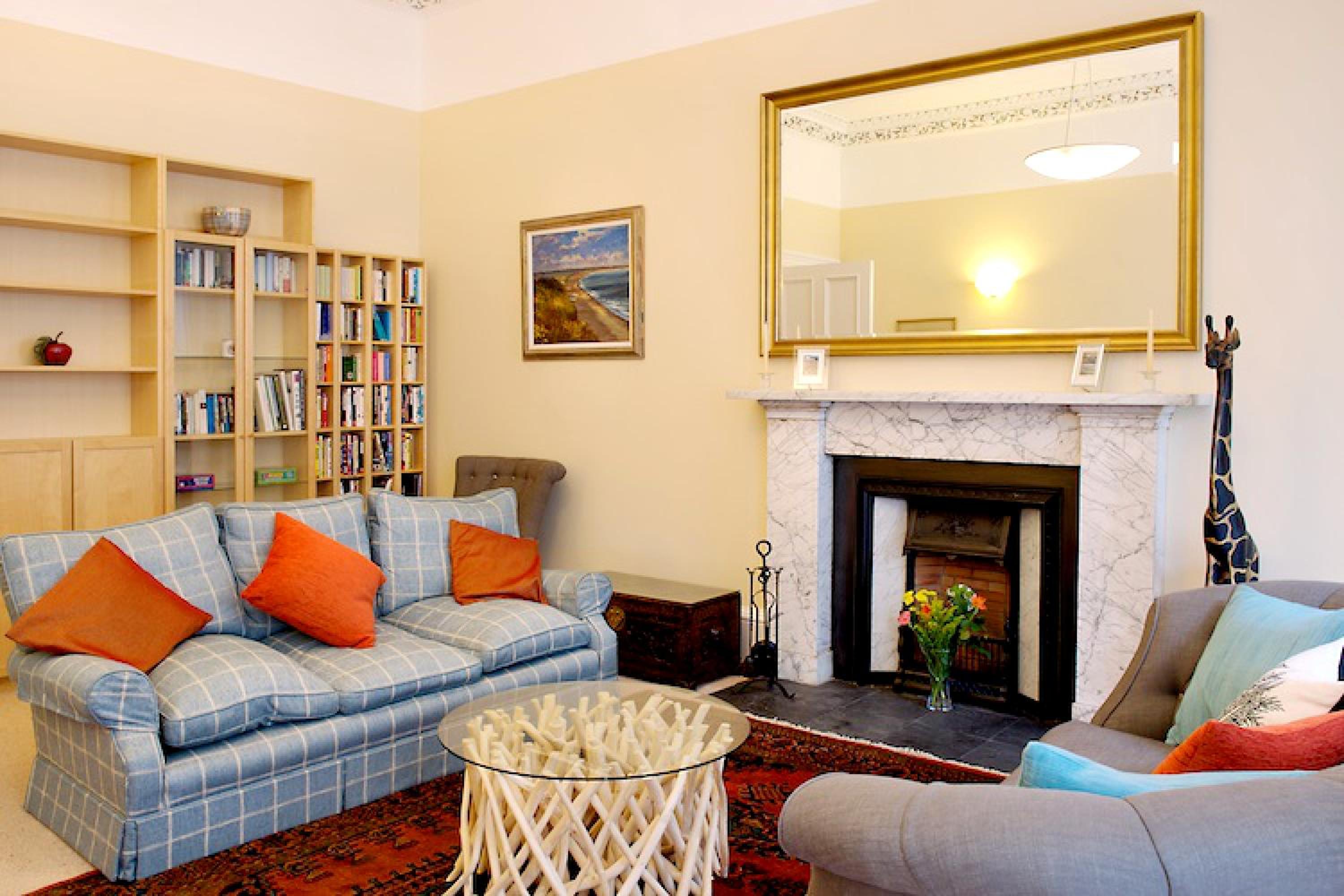 Stylish Central Edinburgh Apartment view 2