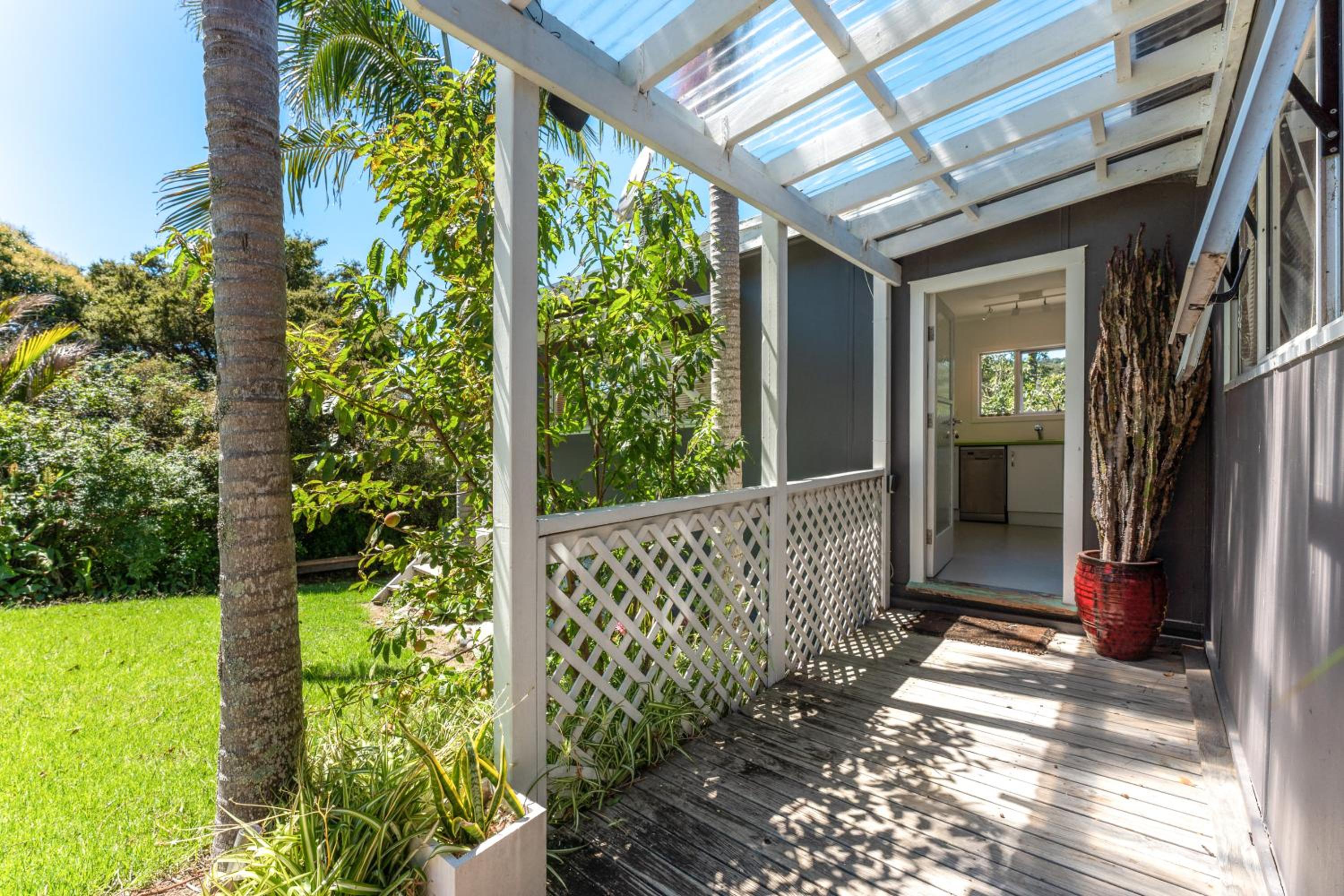 Four Palms Cottage - Onetangi Holiday Home