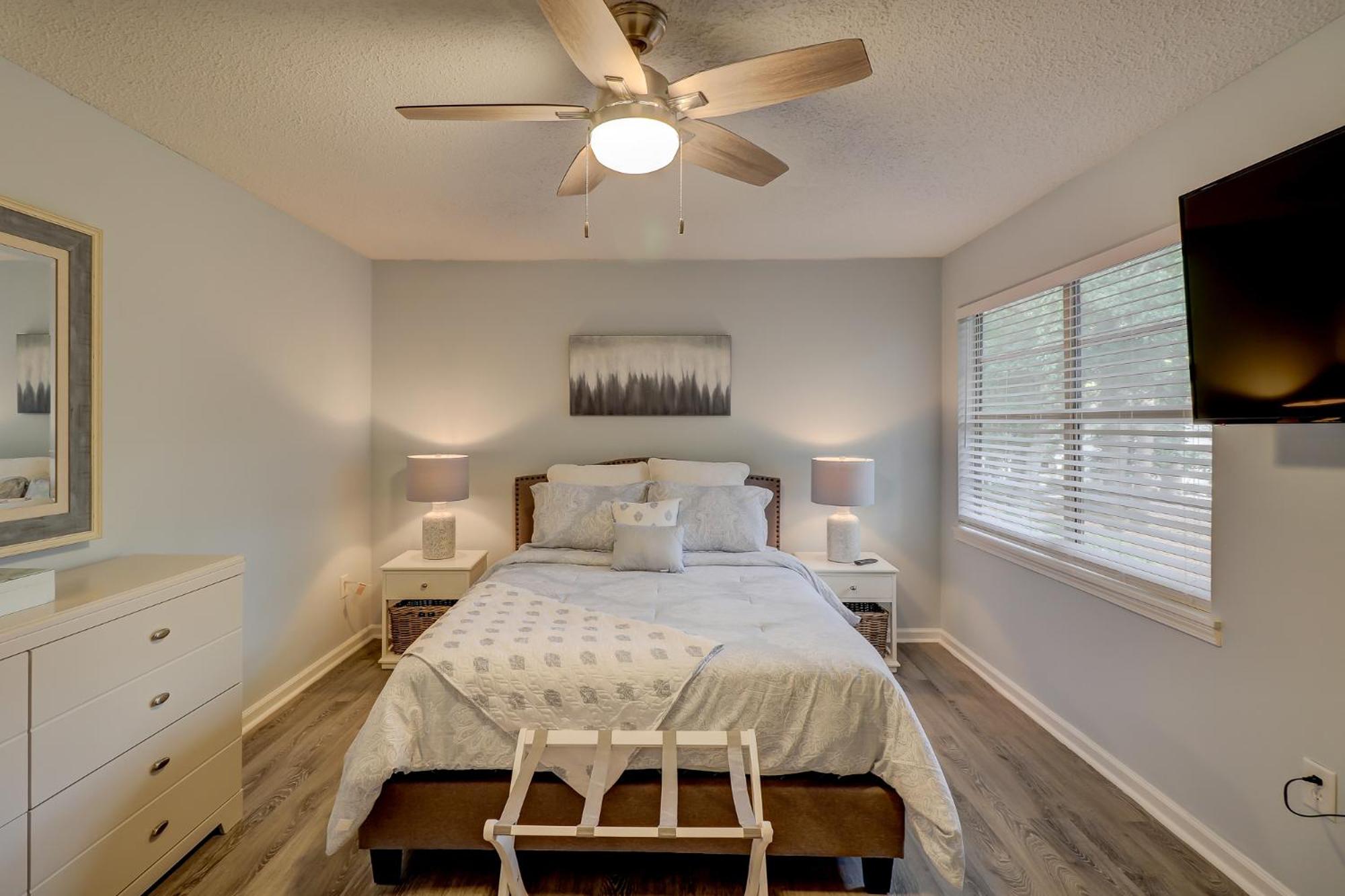#58 Classic Condo Ideal Location 2BDR/2 Parking view 2