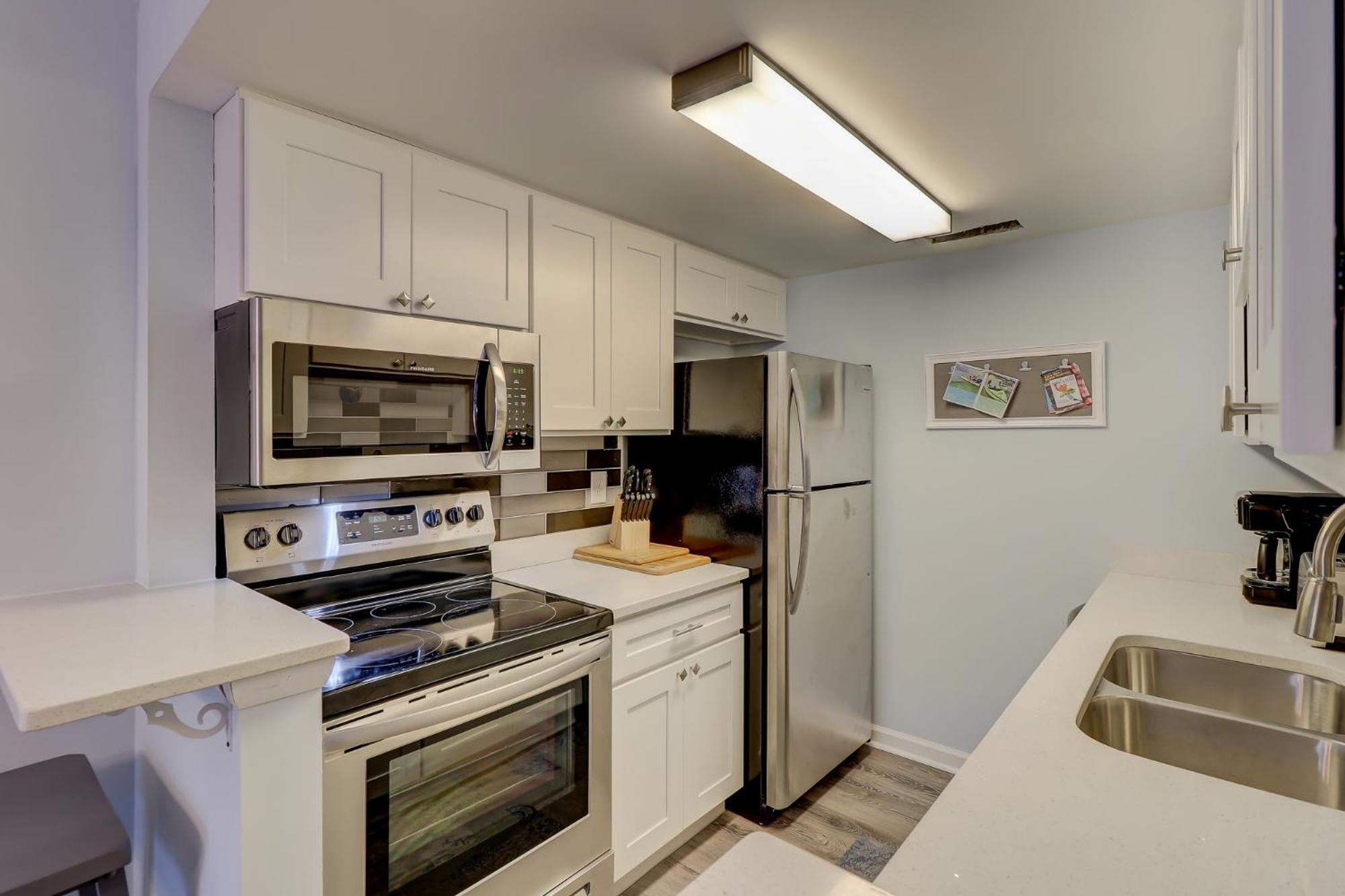 #58 Classic Condo Ideal Location 2BDR/2 Parking view 3