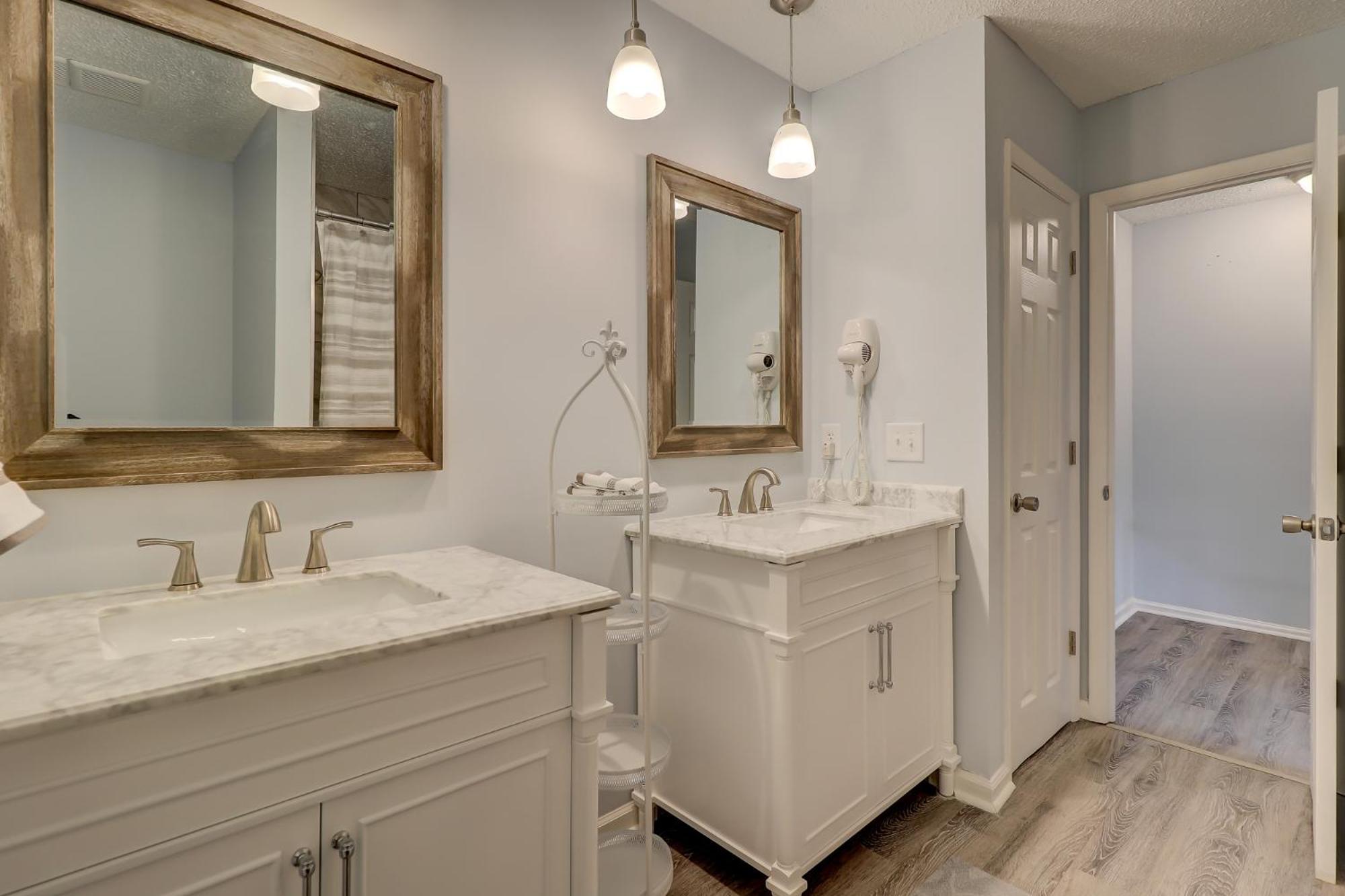 #58 Classic Condo Ideal Location 2BDR/2 Parking view 4
