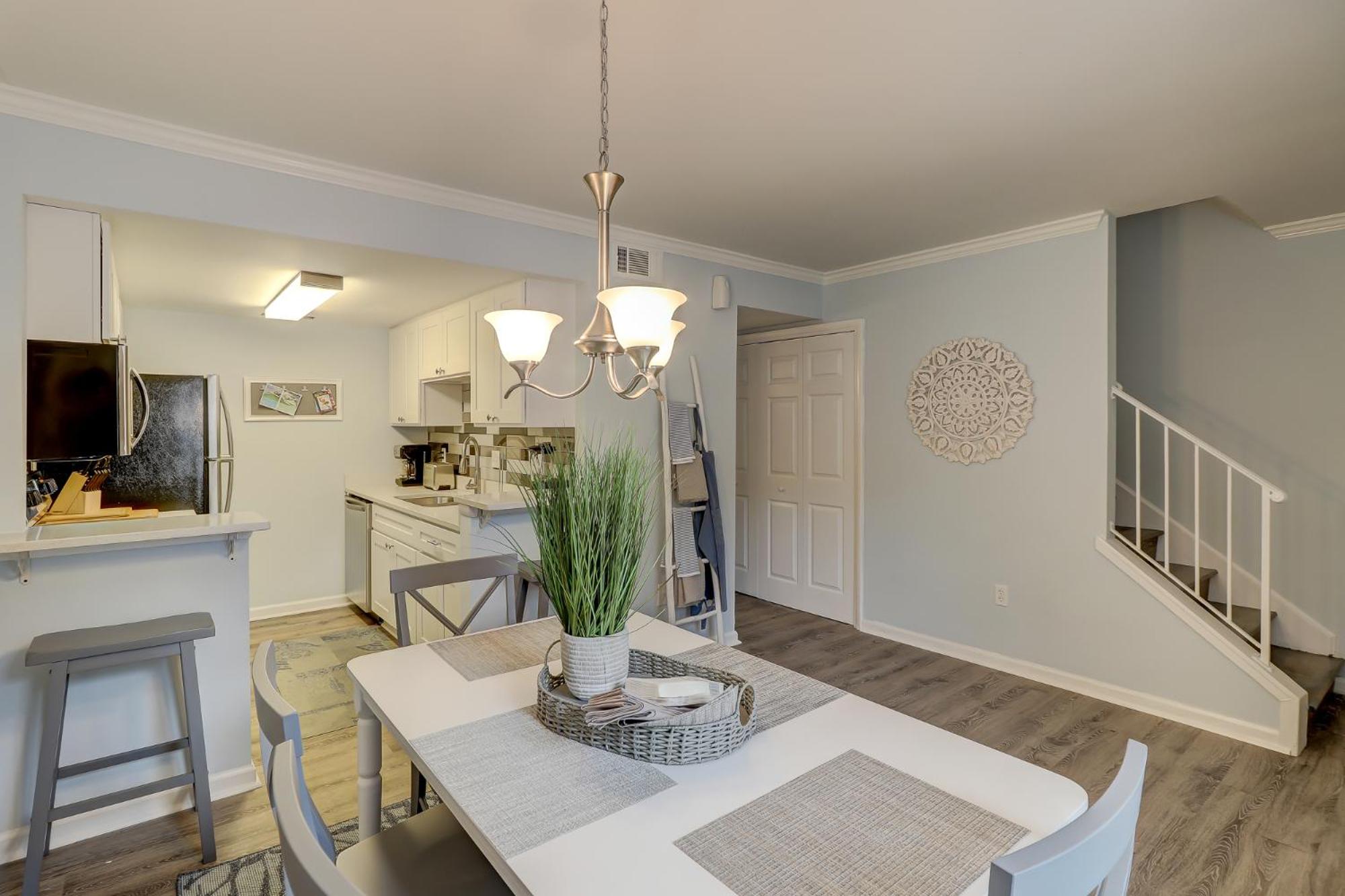 #58 Classic Condo Ideal Location 2BDR/2 Parking view 5
