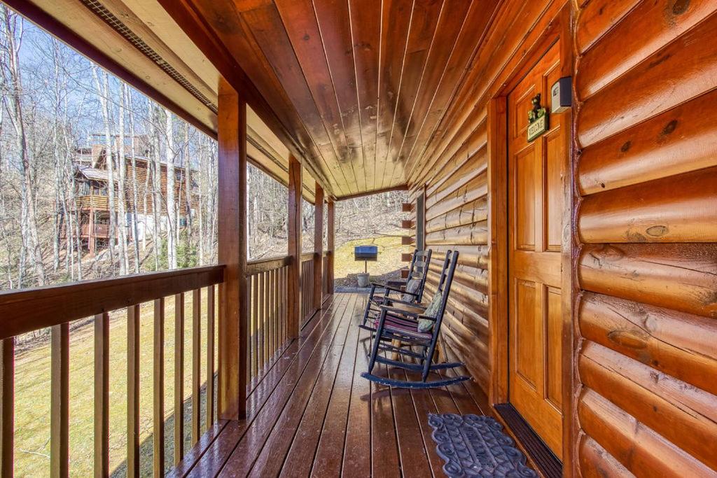 Sugar Bear Lodge, Hot Tub, WIFI, 560 FREE tickets each paid day view 5
