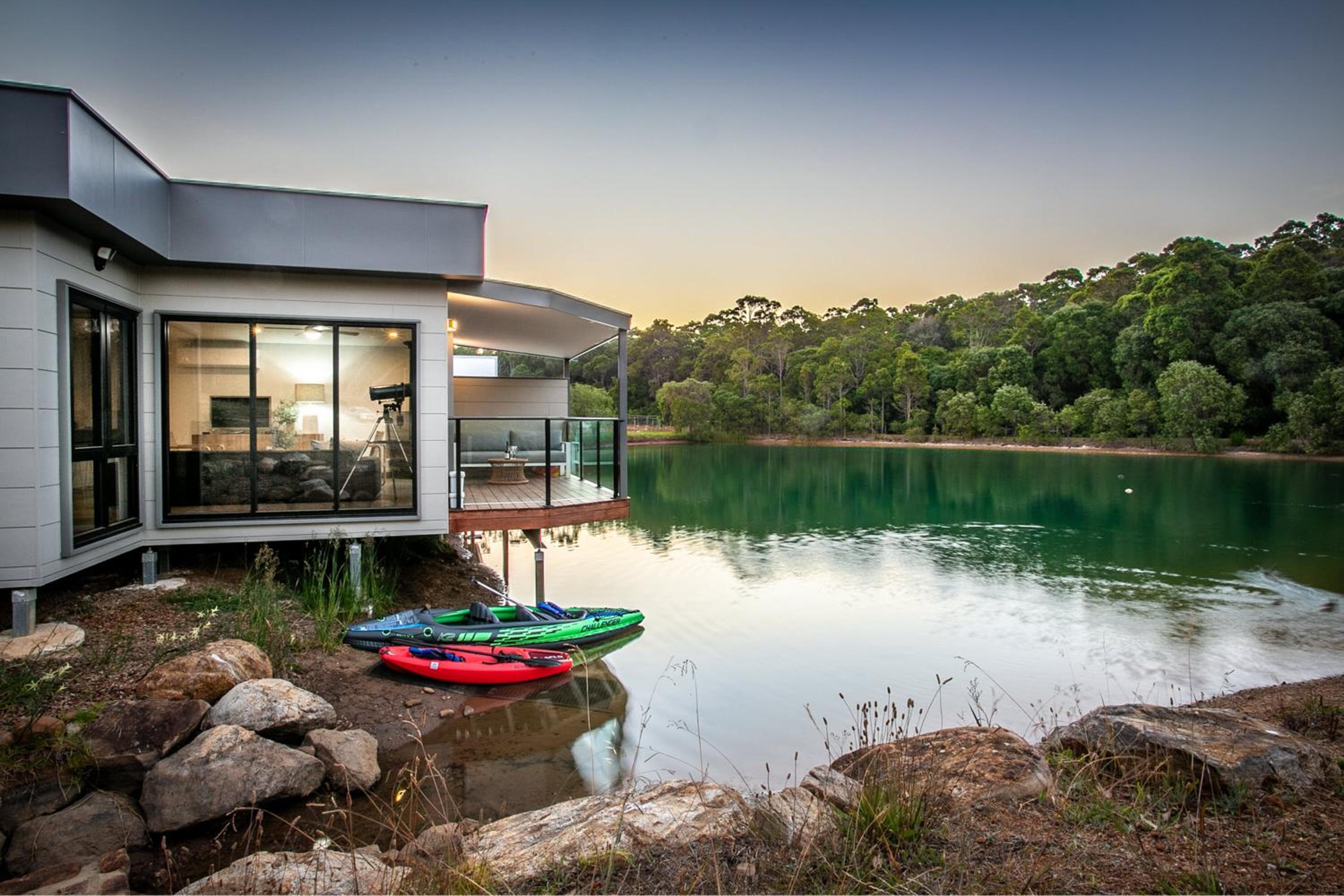 Maison du Lac - house on lake, close to town
