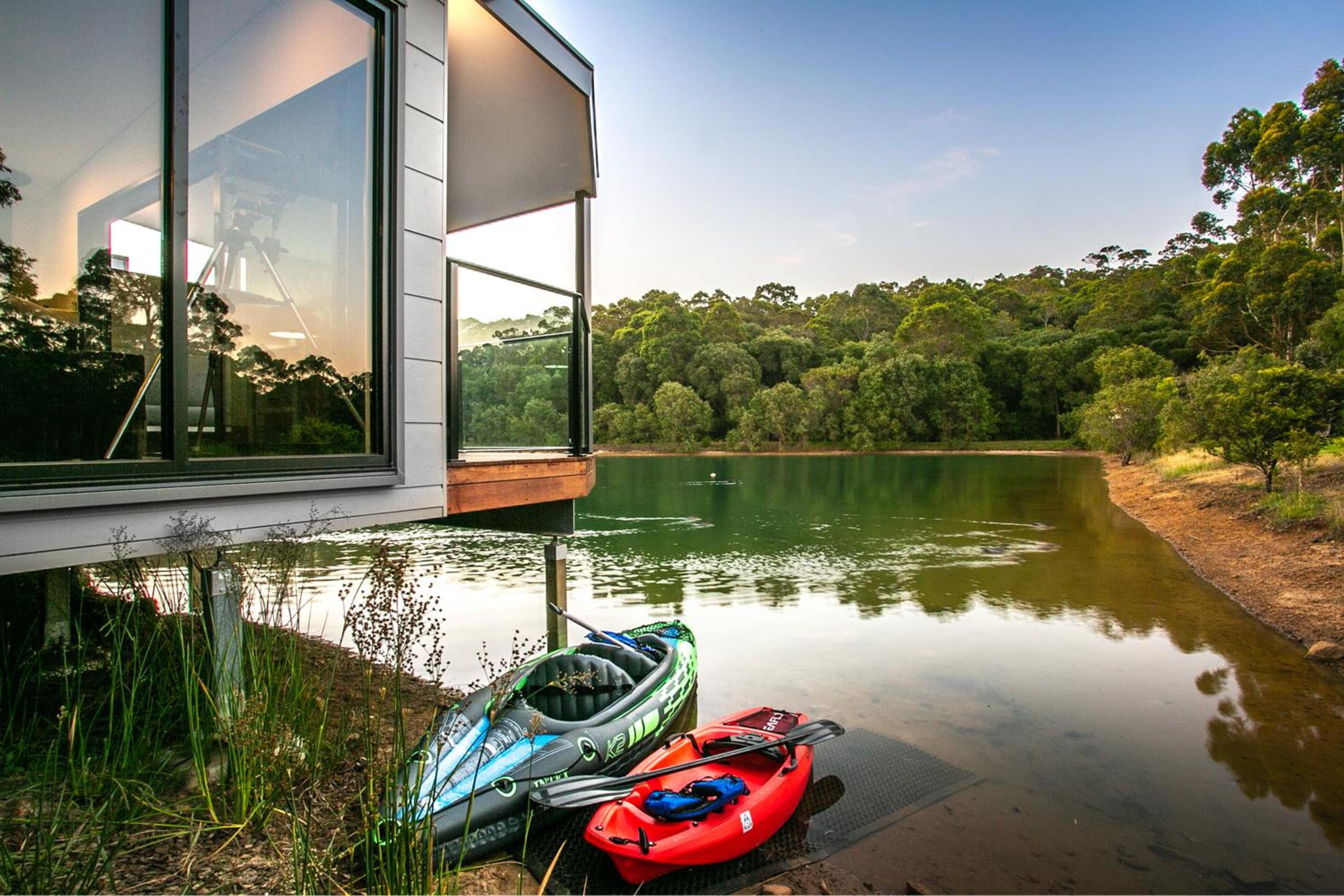 Maison du Lac - house on lake, close to town