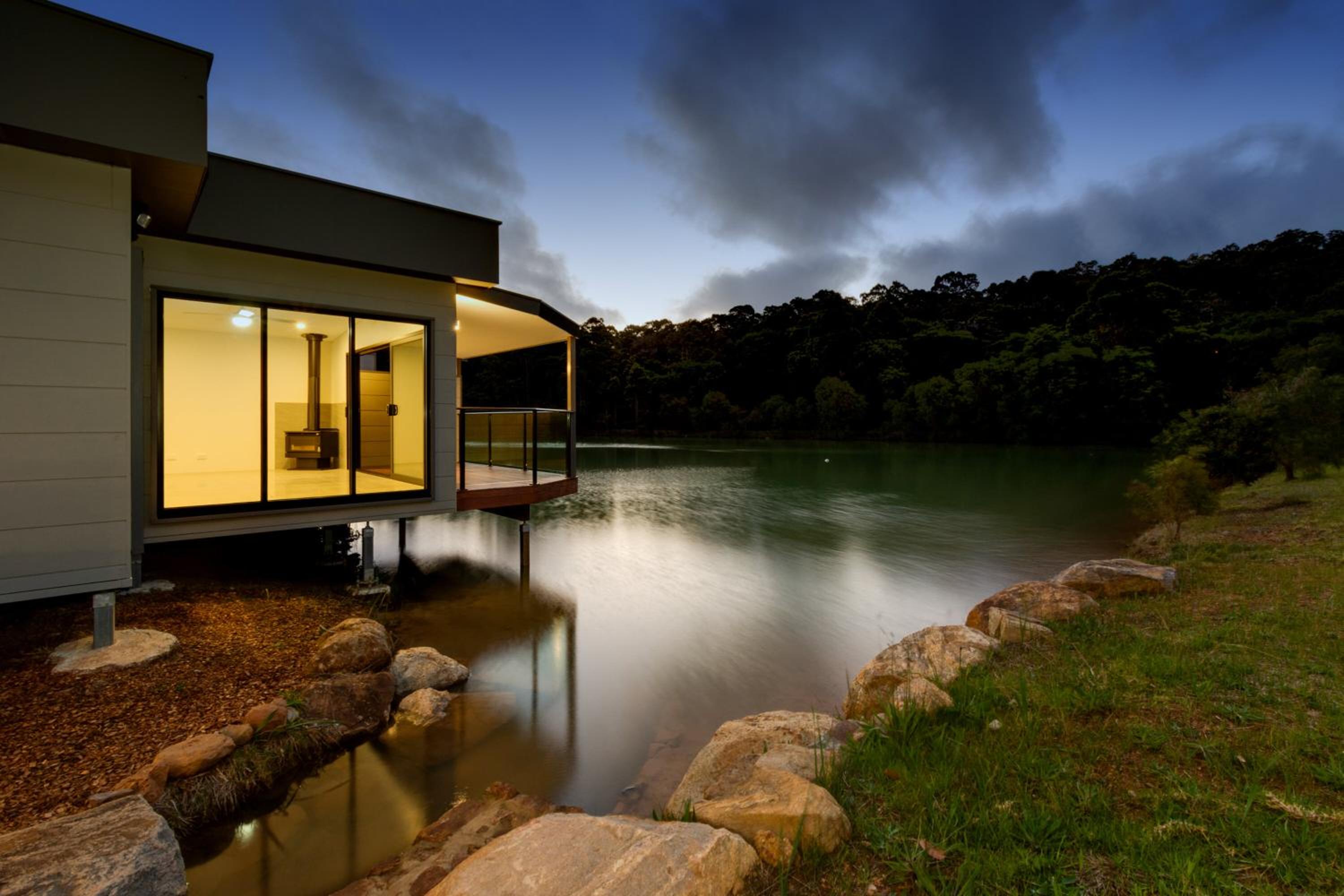 Maison du Lac - house on lake, close to town