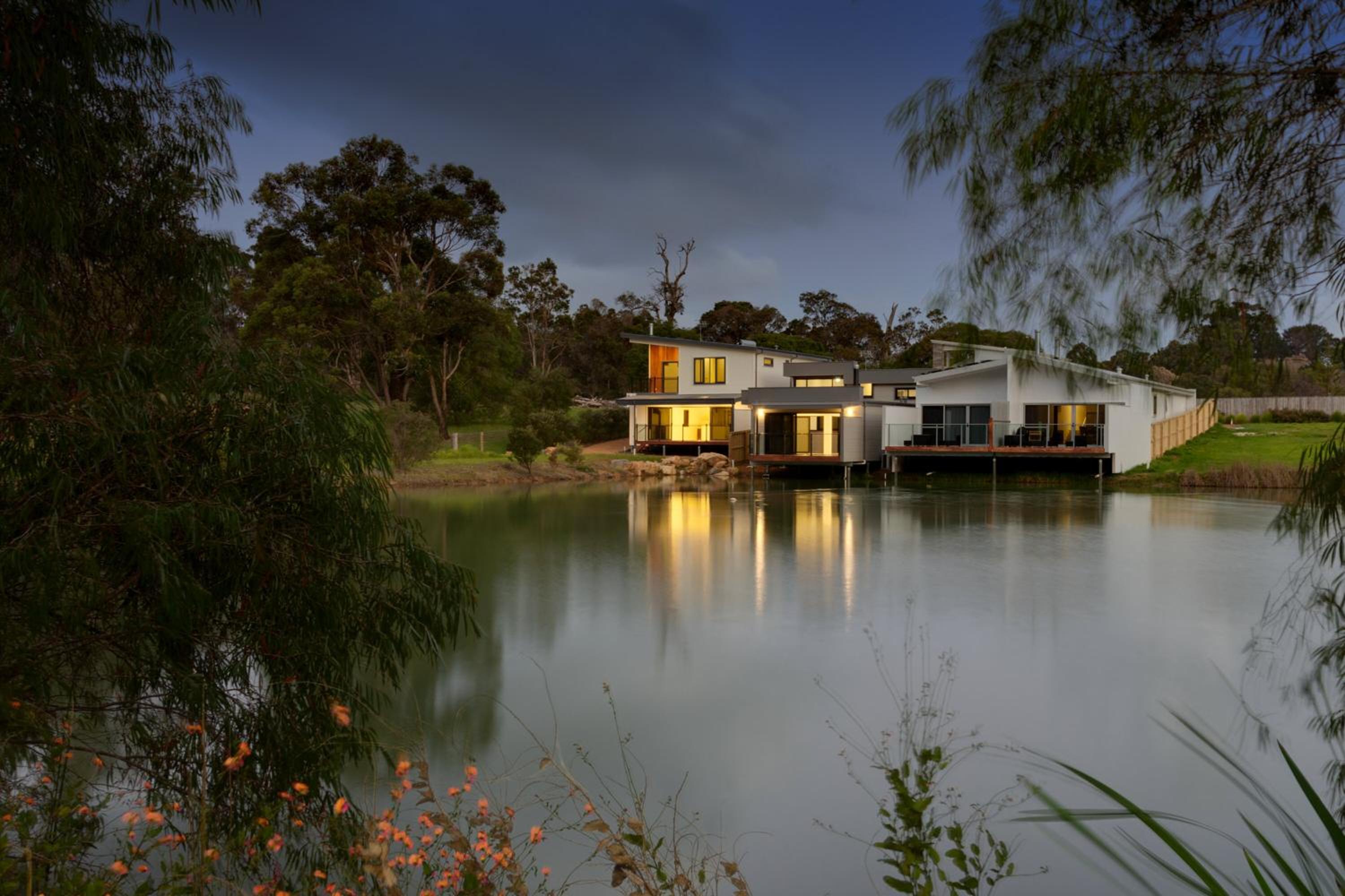 Maison du Lac - house on lake, close to town
