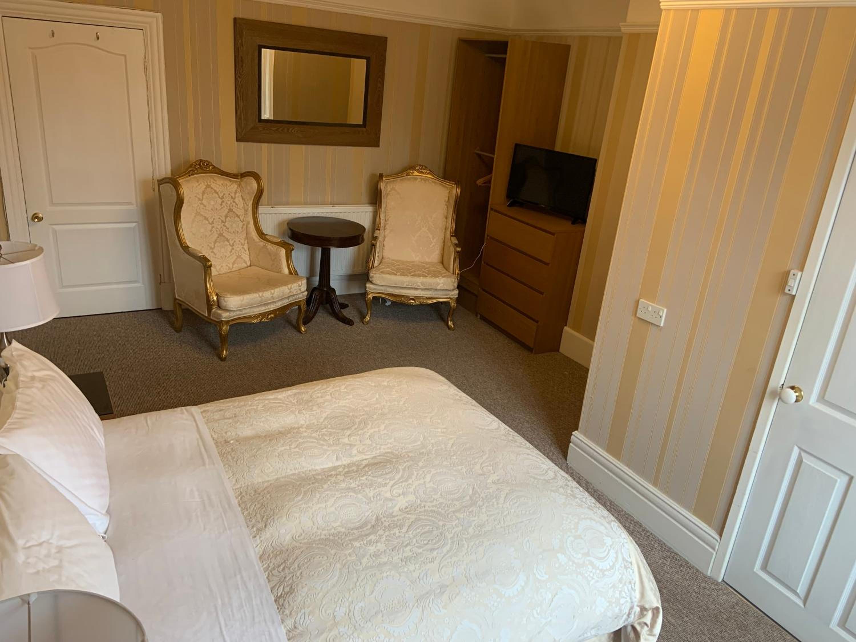 Entire Seaside Home, Sleeps 8, All en-suite rooms view 4