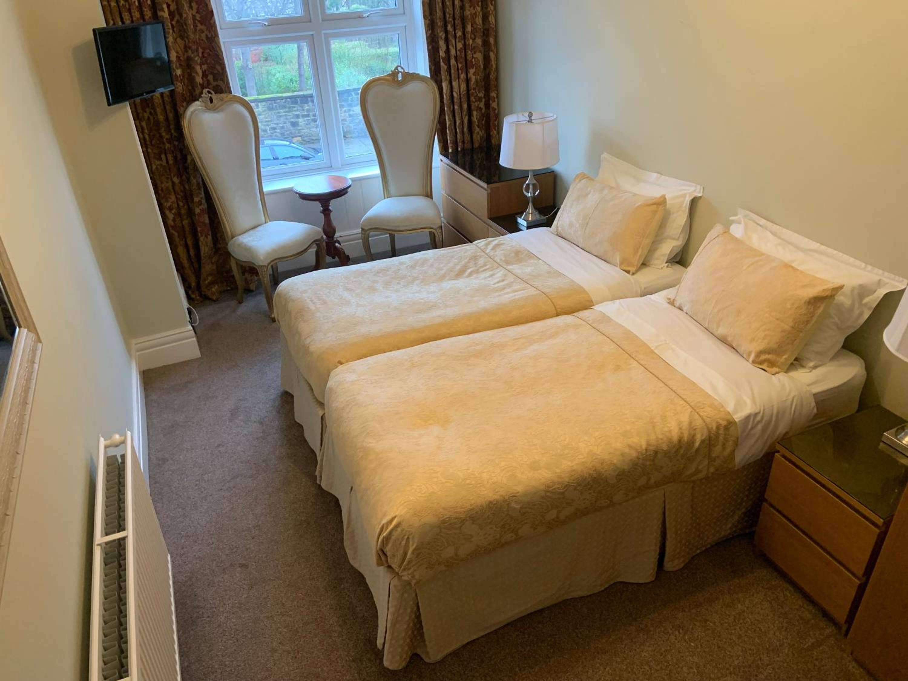Entire Seaside Home, Sleeps 8, All en-suite rooms view 5
