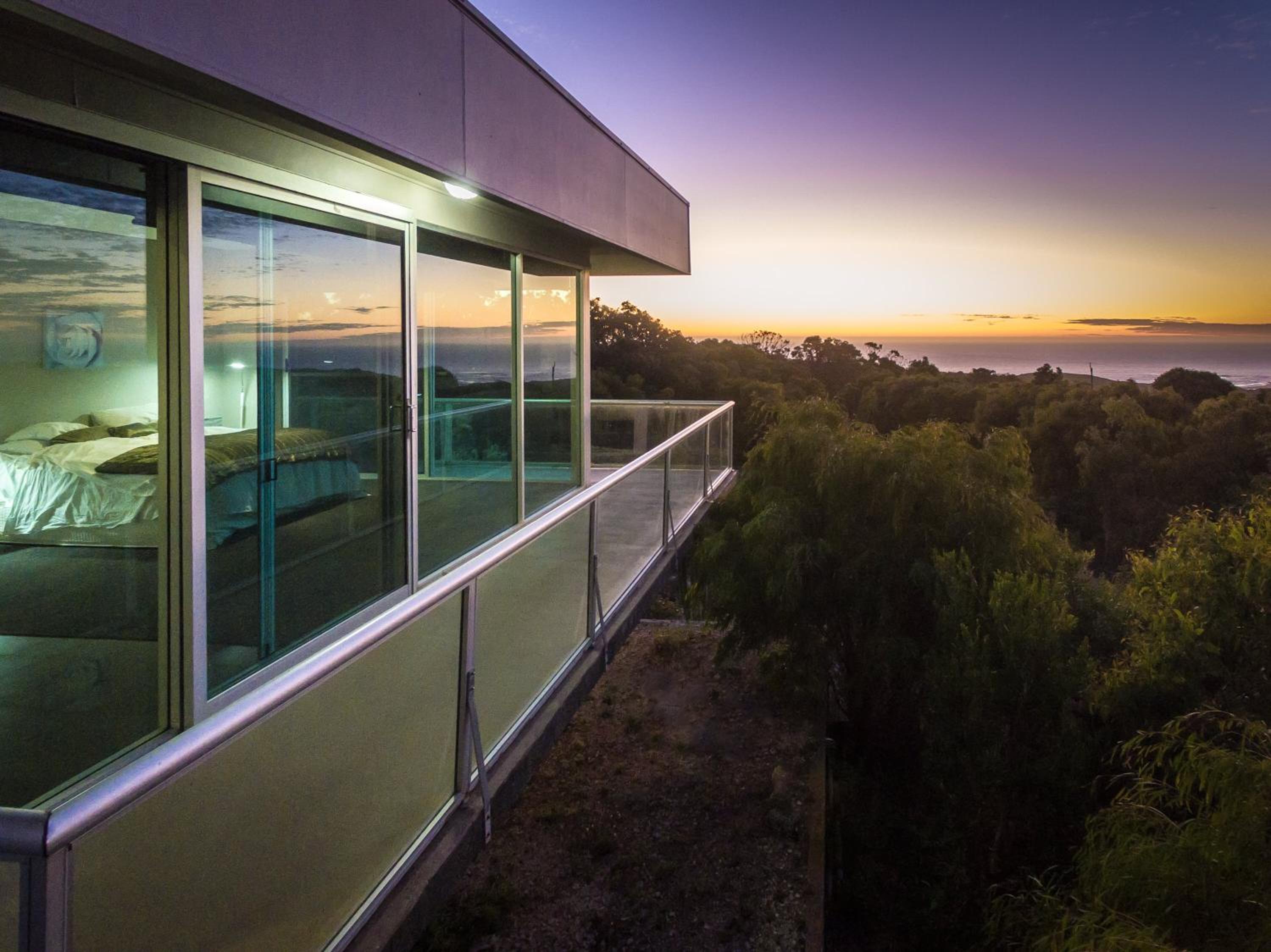 Horizons House - spacious, ocean + bush views, peaceful