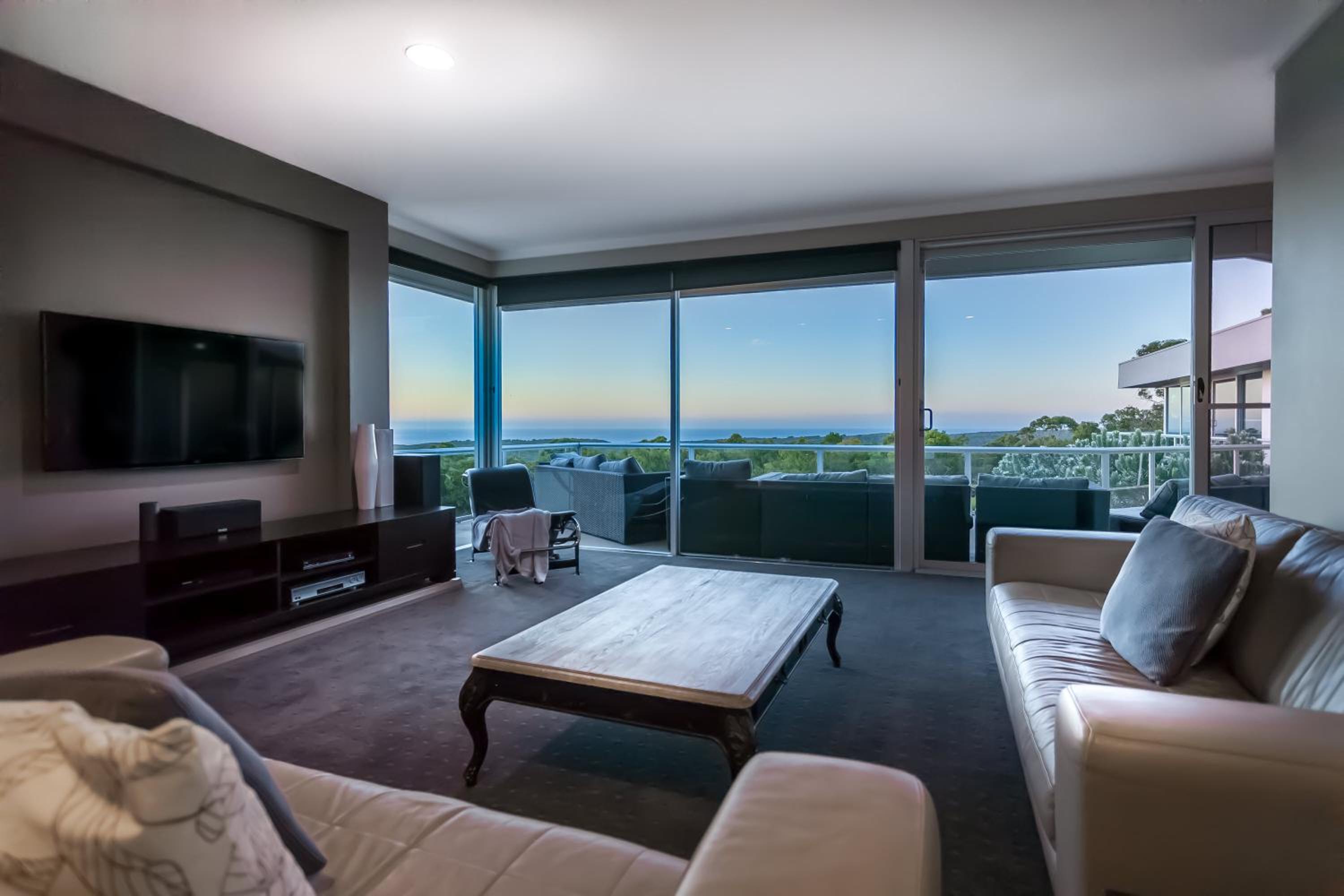 Horizons House - spacious, ocean + bush views, peaceful