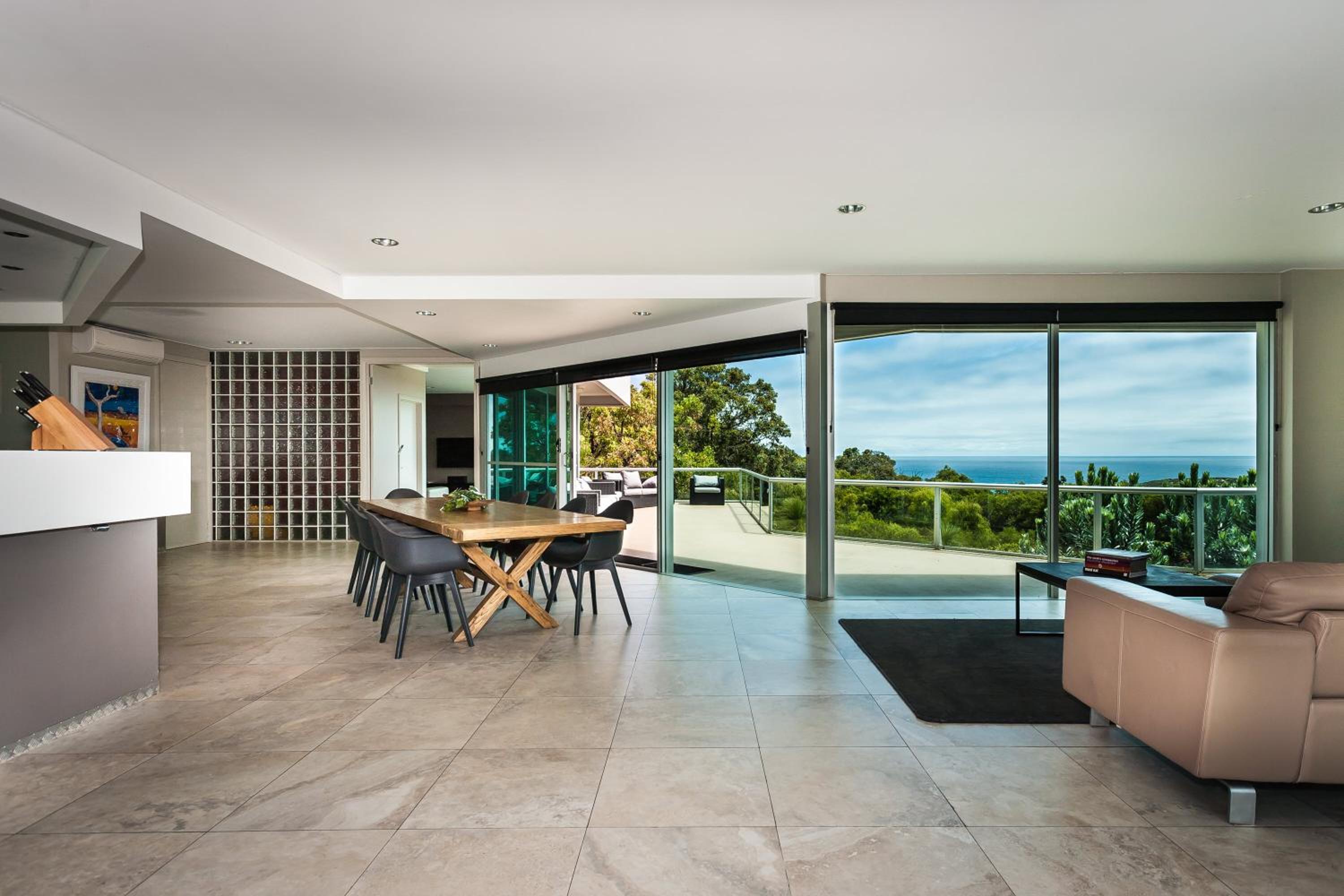 Horizons House - spacious, ocean + bush views, peaceful