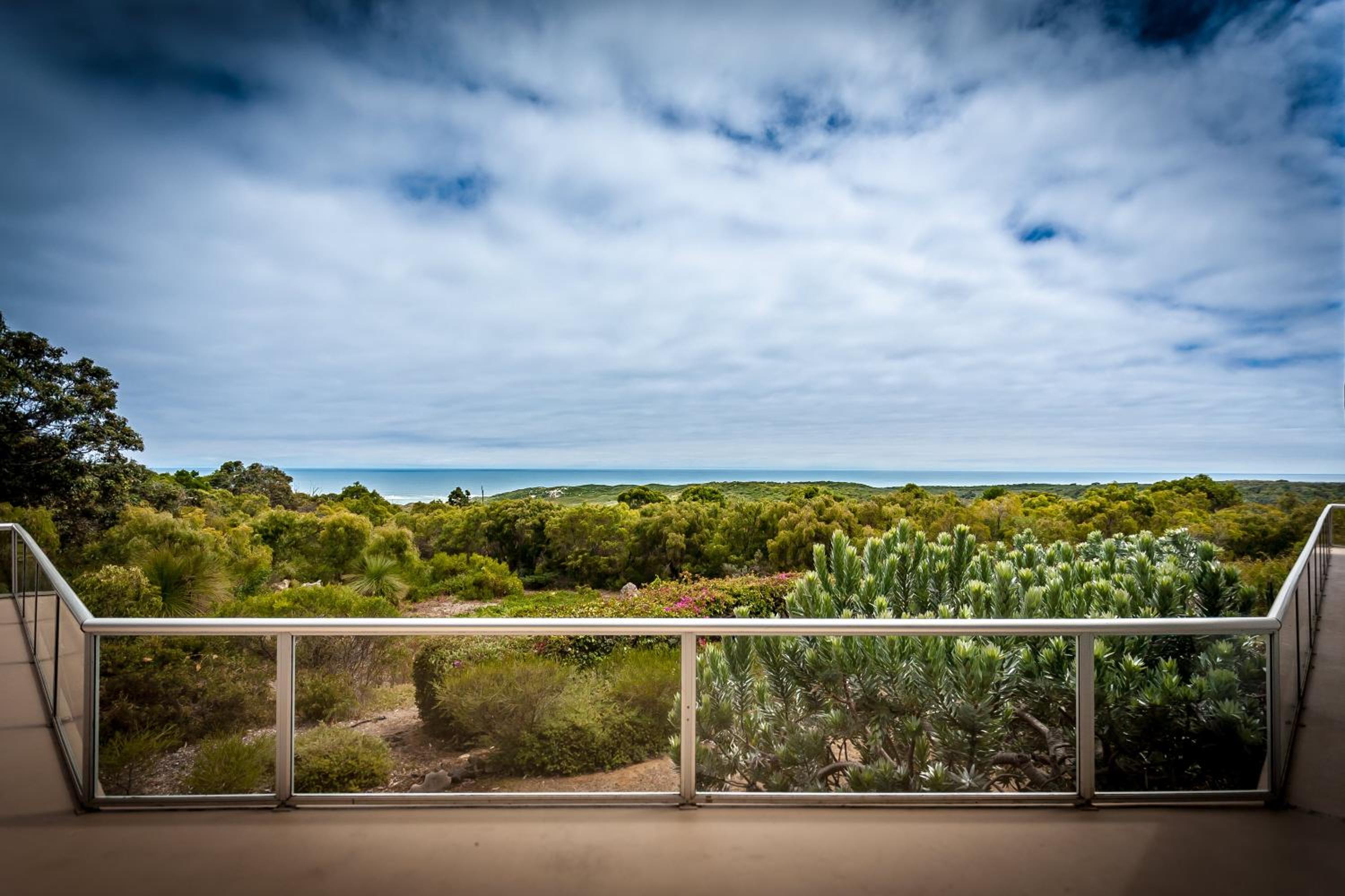 Horizons House - spacious, ocean + bush views, peaceful