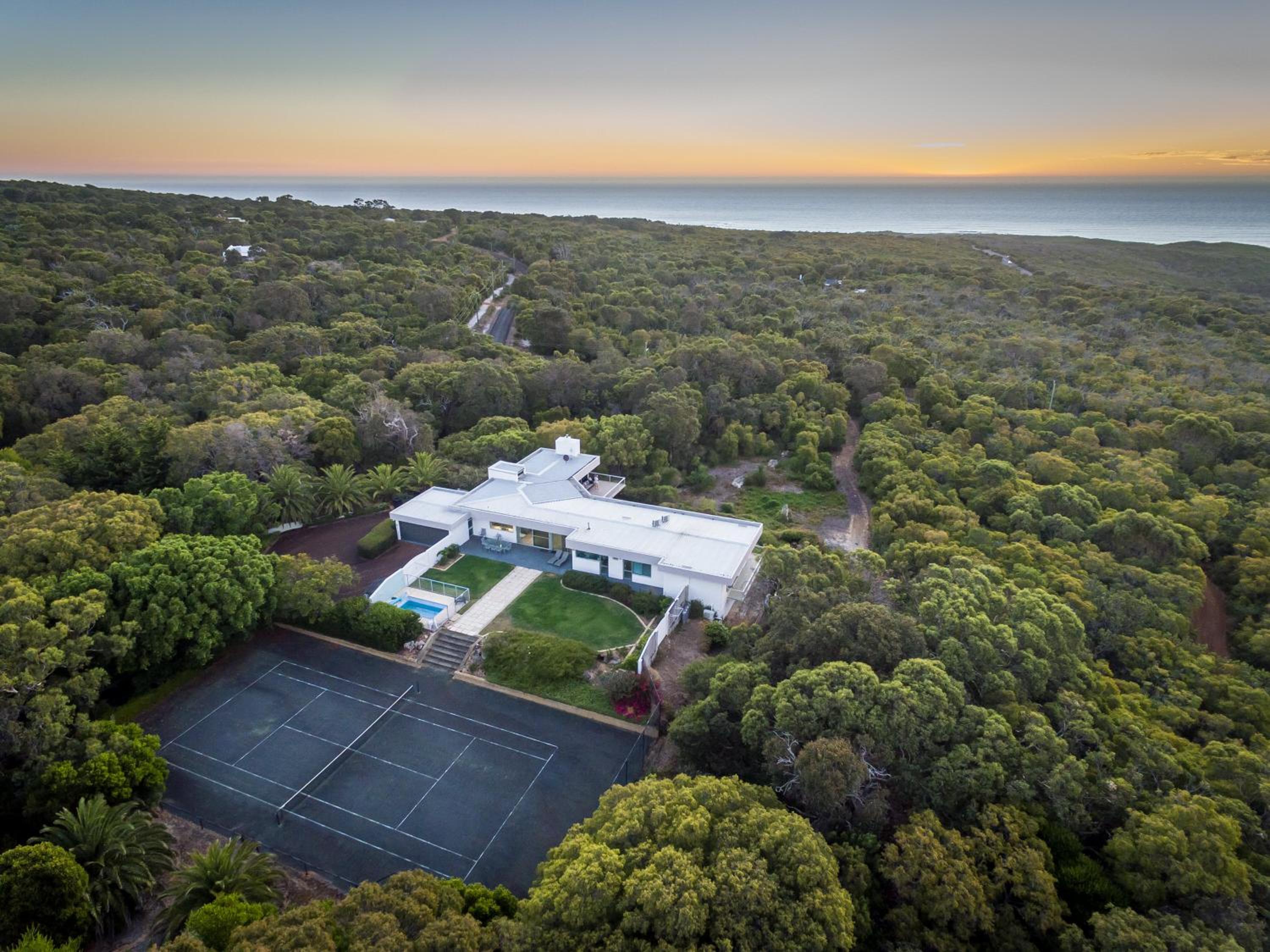 Horizons House - spacious, ocean + bush views, peaceful
