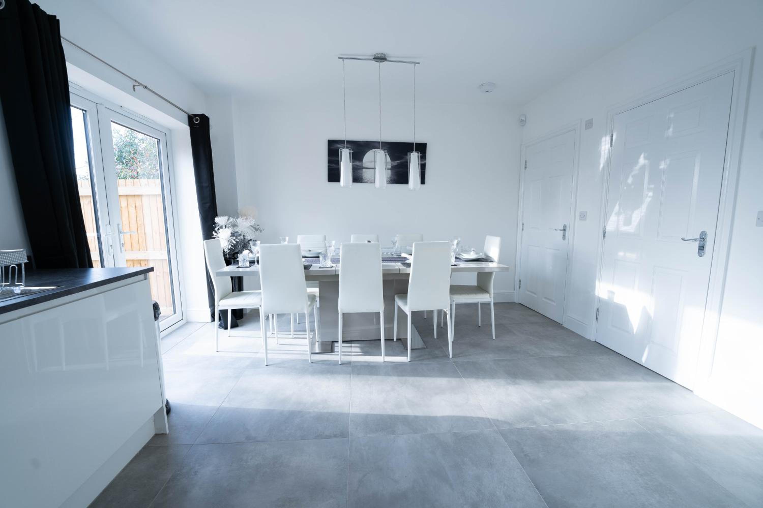 Entire Modern Home with Private Parking for 6/8 Persons
