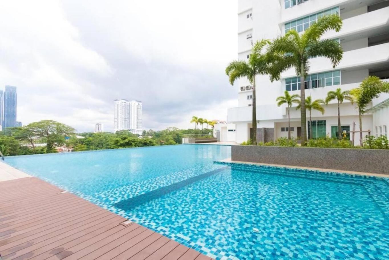 Seaview condo near RF Mall, Food Court & Free Netflix