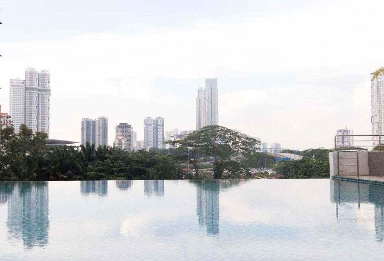 Seaview condo near RF Mall, Food Court & Free Netflix