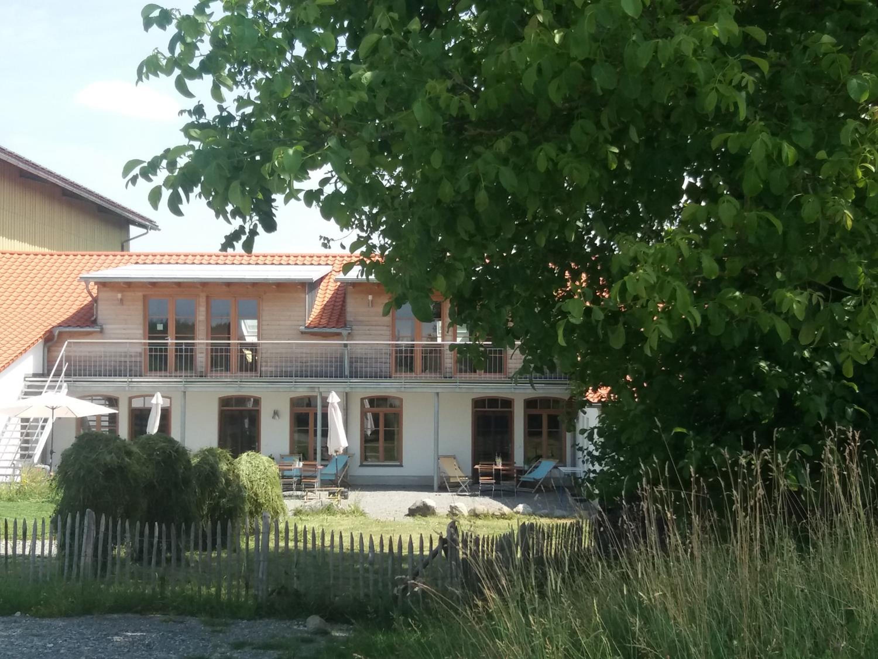 Allgäu Ferienhof Schönberger - Nachhaltige Design Wohnungen bis 6 Personen, Indoor- & Outdoorspielplatz, Lagerfeuer, Brötchenservice