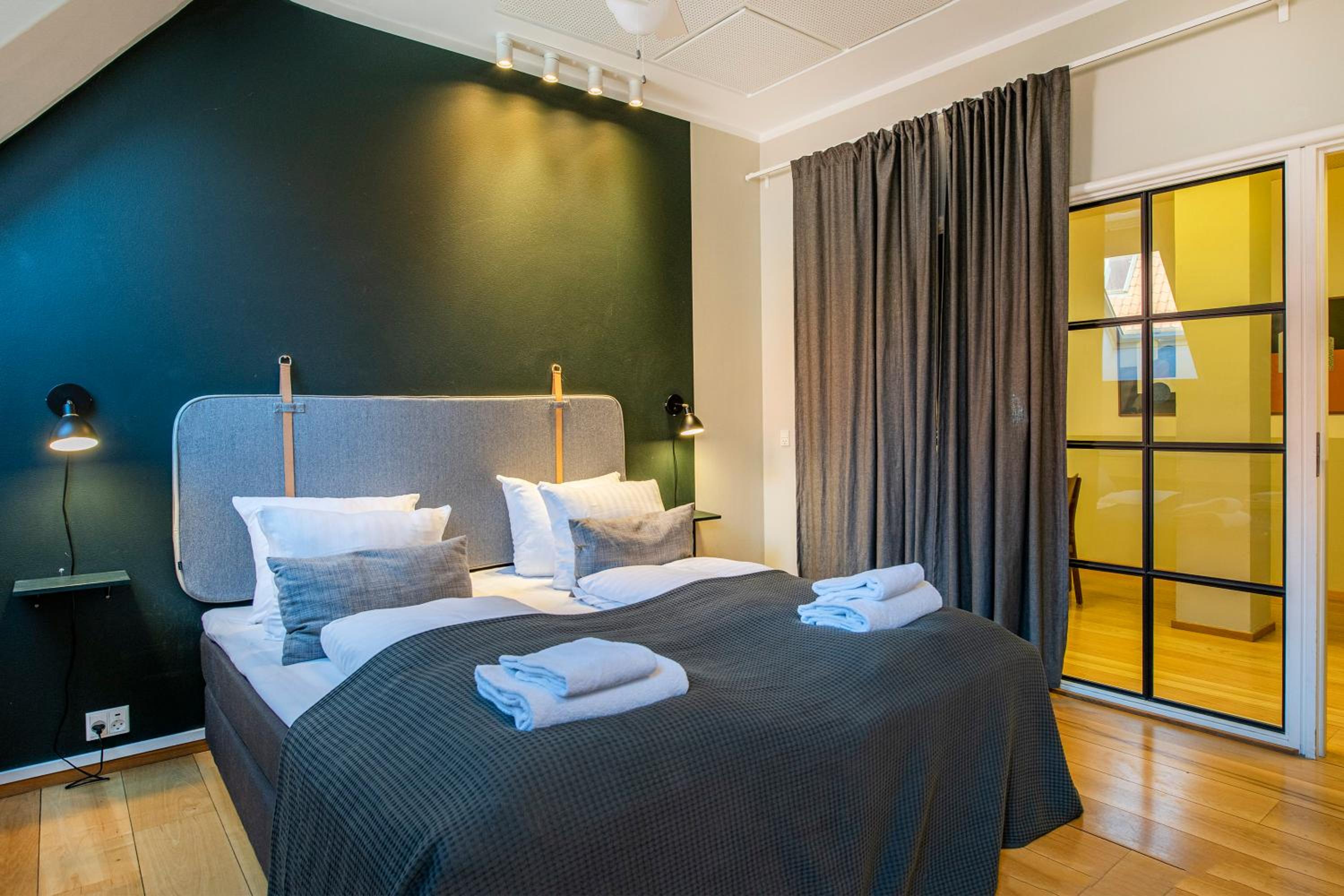 Kings Garden Penthouse - 4BR & 2Bath - by Daniel&Jacob's