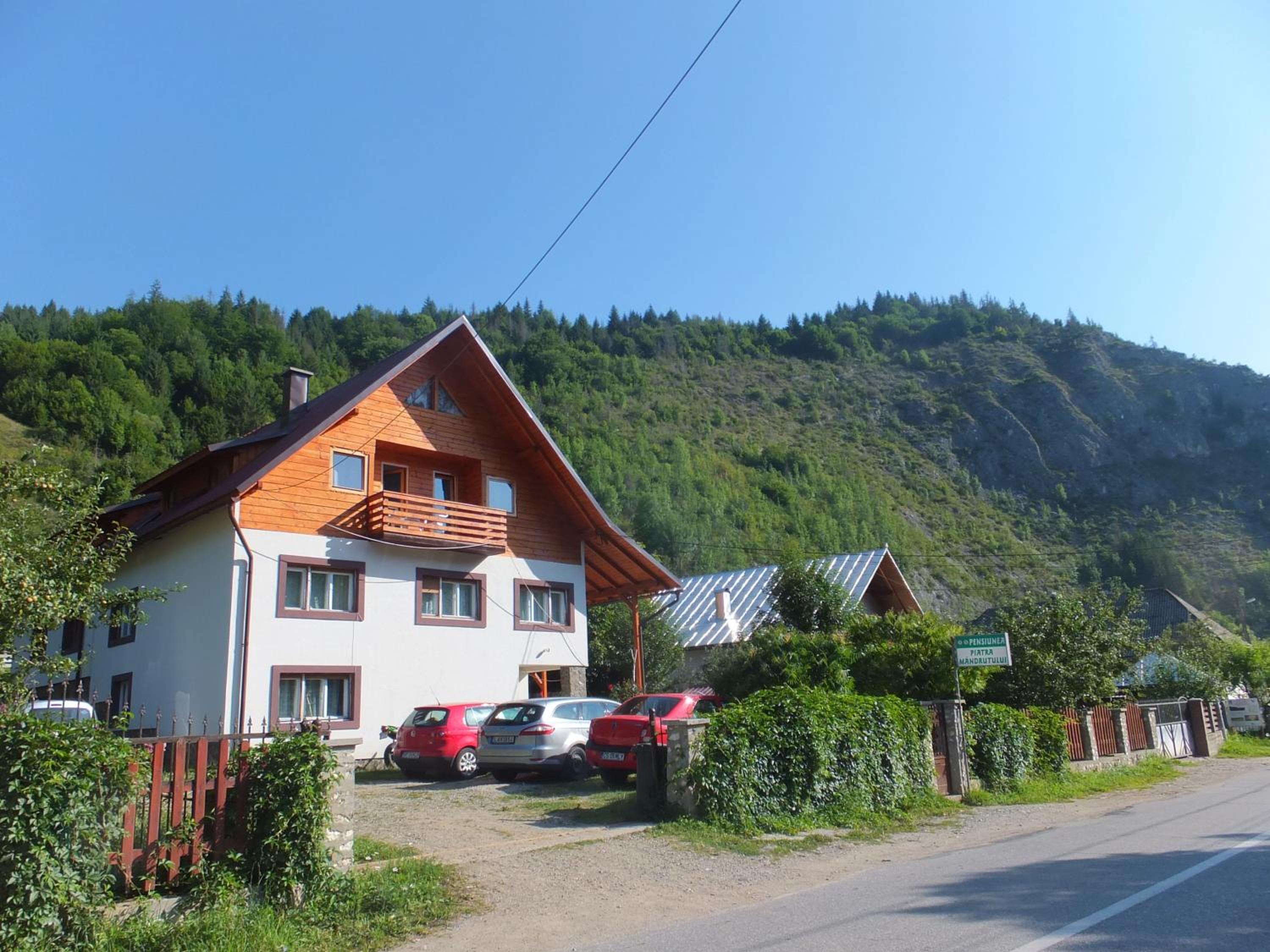 Pensiunea Piatra Mandrutului view 3