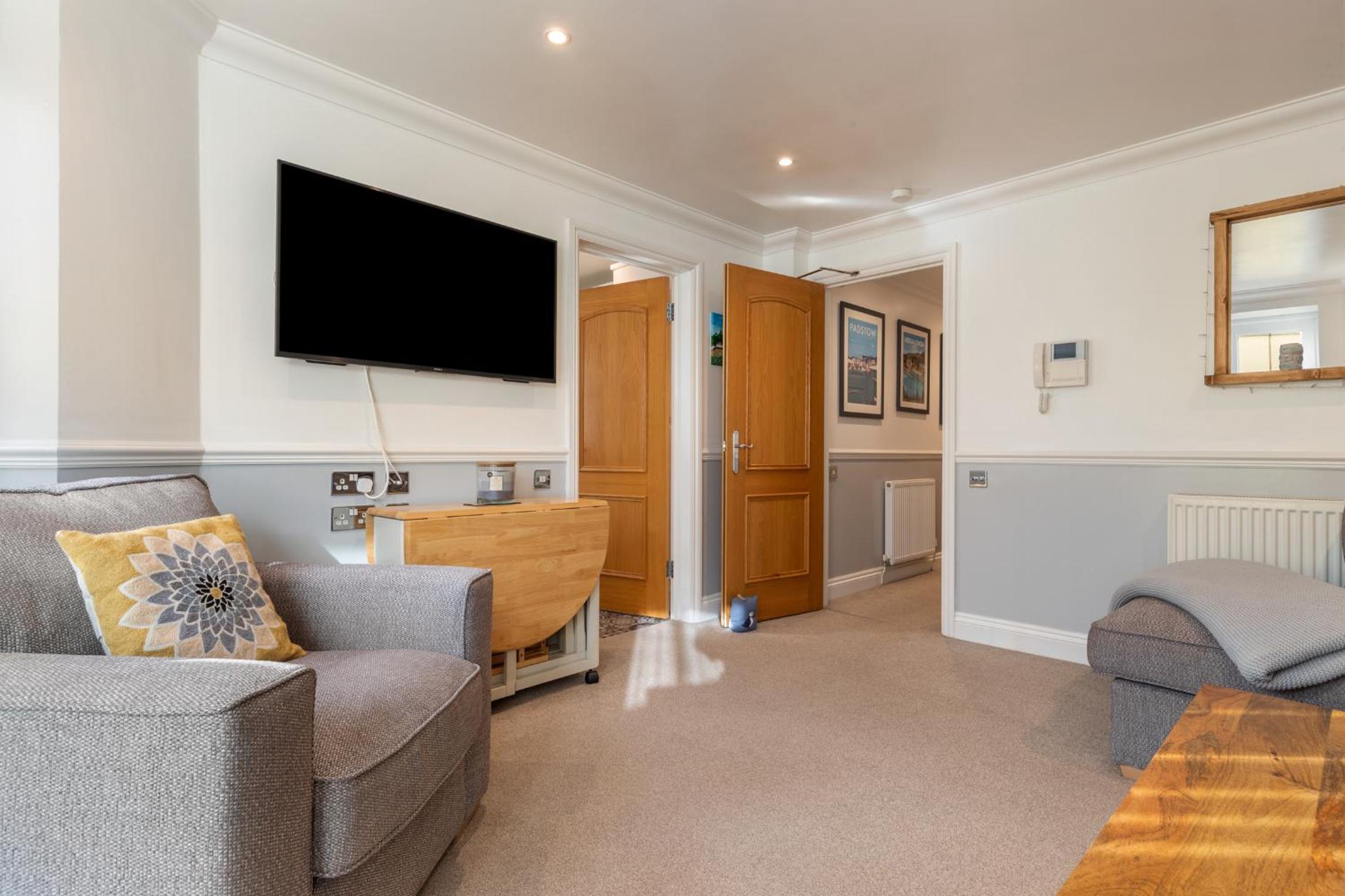3 South Beach Court - Cosy Seafront Apartment view 4