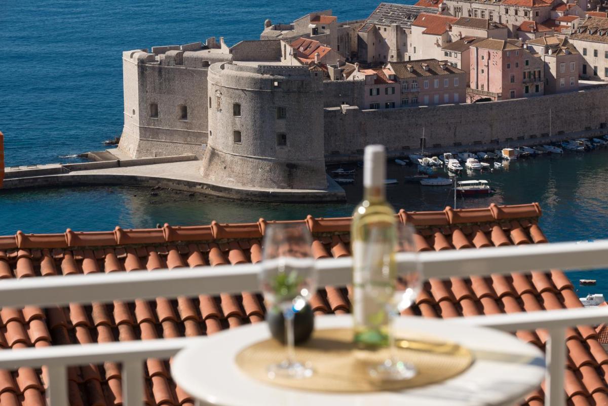 Portolan's Amazing Sea & Old Town View