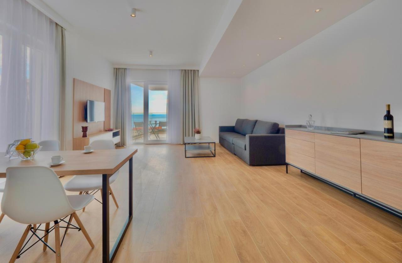 Horizon Two bedroom Apartment with sea view Jake view 3